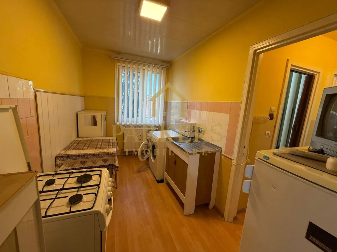 Apartament 2 camere circular, 56 mp utili, etaj 3 Zona Negoiu - Parkars Imobiliare vă propune spre închiriere un apartament cu 2 camere, compartimentare circulară, cu o suprafață utilă de 56 mp, situat la etajul 3 al unui imobil cu 4 etaje, în Făgăraș, zona Negoiu. Apartamentul dispune de living luminos, dormitor confortabil, bucătărie, baie și hol, având o compartimentare practică, specifică tipului circular. Este potrivit pentru un cuplu, o persoană singură sau pentru investiție. Zona Negoiu este una liniștită, cu acces facil către magazine, școli, mijloace de transport și alte puncte de interes, oferind un cadru ideal pentru locuit. Oferim consultanță gratuită pentru obținerea unui credit imobiliar, prin partenerii noștri financiari, astfel încât procesul de achiziție să fie cât mai simplu și rapid. Pentru detalii suplimentare sau programarea unei vizionări, echipa Parkars Imobiliare vă stă la dispoziție cu profesionalism și seriozitate. }}