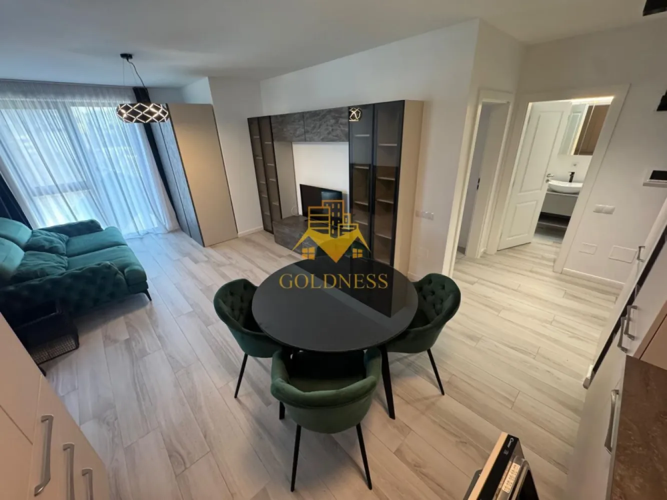 2 camere, modern, bloc nou, parcare, Gheorgheni, Constantin Brancusi - GOLDNESS Imobiliare vă propune spre închiriere un apartament cu 2 camere complet mobilat și utilat, la etajul 5 într-un imobil de 6 etaje, în cartierul Gheorgheni. Apartamentul este compartimentat astfel: - dormitor cu pat matrimonial, dressing, noptiere - living cu bucatarie open-space complet utilată, canapea extensibla, loc de servit masa - baie cu cabina de dus, calorifer port prosop inox și dulap pentru depozitare. - terasa de 6 mp. Imobilul este dotat cu toate cele necesare- centrală proprie, mașină de spălat haine, frigider, plită electrică, hotă, TV, etc. Se află în apropierea stațiilor de transport în comun, magazine, restaurante, spații verzi, farmacii, etc. Se poate inchiria parcare cu 50 EURO! Dacă sunteți interesați de acest apartament și doriți să îl vizionați, dar și pentru alte oferte sau detalii nu ezitați să ne contactați telefonic sau prin e-mail - goldnessimobiliare@gmail.com. Vă stăm la dispoziție! }}