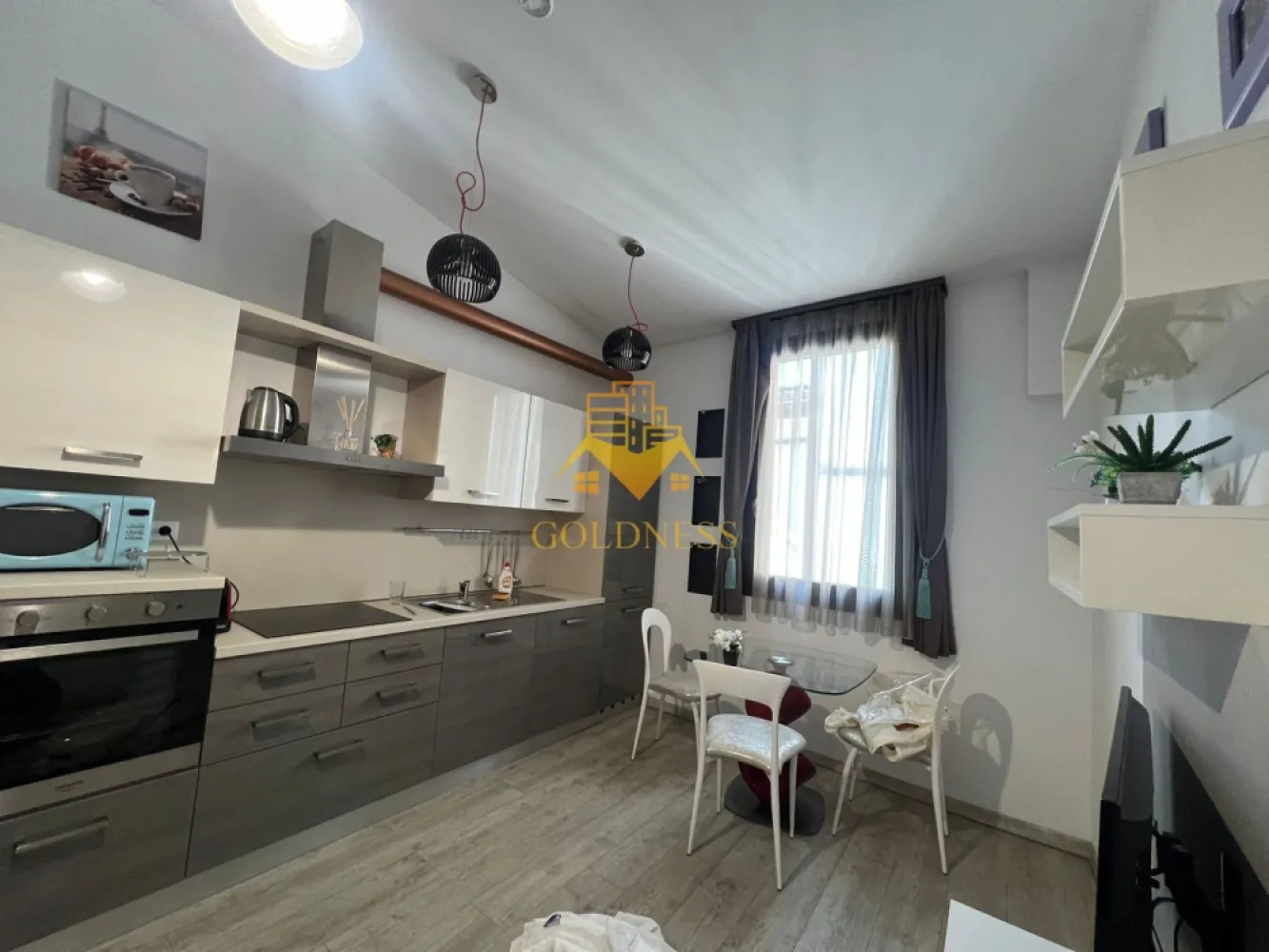 2 camere, parcare, AC, Centru, Piata Muzeului, MEMO, Piata Unirii - GOLDNESS Imobiliare vă propune spre închiriere un apartament cu 2 camere open-space complet mobilat și utilat, la etajul 3 într-un imobil de 3 etaje, cu lift, în zona ultracentrala, la 15 min de UMF, 5 minute de Piata Unirii, strada Paul Chinezu. GARANȚIE: se percep 2 garanții, cu posibilitatea plății eșalonat în 2/3 luni Loc de parcare privat in curtea interioara cu 50euro pe luna. Apartamentul este compartimentat astfel: - dormitor cu pat matrimonial, dressing, noptiere, birou. - living cu bucatarie open-space complet utilată si mobilata, canapea extensibla, loc de servit masa - baie cu dus walk-in, calorifer port prosop inox și dulap pentru depozitare. Imobilul este dotat cu toate cele necesare- termoficare, mașină de spălat haine, frigider, plită electrică, hotă, TV, AC, etc. Se află în apropierea stațiilor de transport în comun, magazine, restaurante, spații verzi, farmacii, etc. Dacă sunteți interesați de acest apartament și doriți să îl vizionați, dar și pentru alte oferte sau detalii nu ezitați să ne contactați telefonic sau prin e-mail - goldnessimobiliare@gmail.com. Vă stăm la dispoziție! Pentru intermediere se percepe un comision de 50% din prețul chiriei! }}