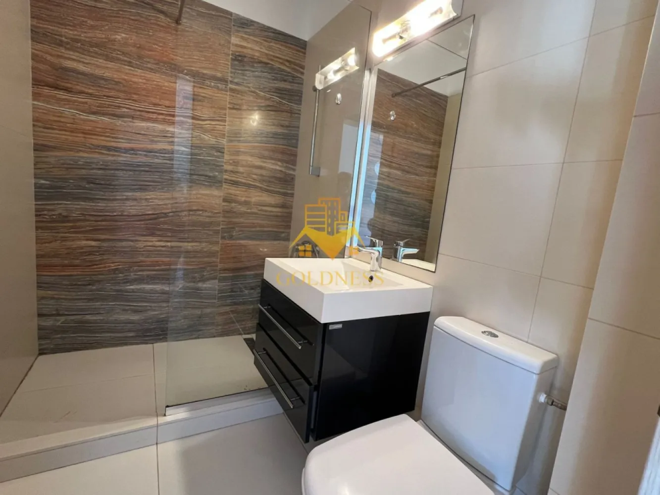 1 camera, bloc nou, Zorilor, zona UMF, Hasdeu, Piezisa, Pet Friendly - GOLDNESS Imobiliare vă propune spre închiriere un apartament cu 1 camere complet mobilat și utilat, la etajul 2 într-un imobil de 4 etaje, în cartierul Zorilor, Zona UMF, Piezisa, Spitalul de Recuperare. Apartamentul este compartimentat astfel: - living cu bucatarie open space, pat matrimonial, loc de luat masa - baie cu cabina de dus, spatiu pentru depozitare, calorifer port prosop Imobilul este dotat cu toate cele necesare- centrală proprie, mașină de spălat haine, frigider, plită electrică, hotă, etc. Se află în apropierea stațiilor de transport în comun, magazine, restaurante, spații verzi, farmacii, etc. Posibilitate de parcare in zona ! Dacă sunteți interesați de acest apartament și doriți să îl vizionați, dar și pentru alte oferte sau detalii nu ezitați să ne contactați telefonic sau prin e-mail. Vă stăm la dispoziție! }}