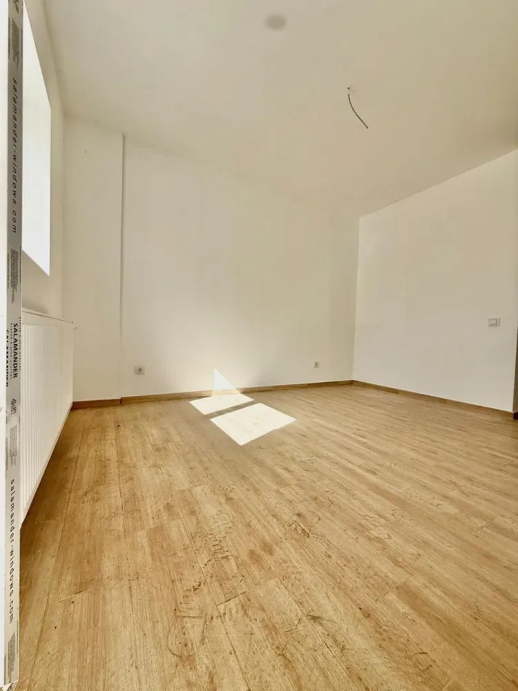 Garsoniera cartier Militari Residence - mutare imediata!! - TVA INCLUS !! Vă prezentăm o garsonieră deosebită, situată în cartierul Militari Residence, într-un bloc modern cu regim de înălțime P+3, poziționat strategic pentru a vă oferi confort și accesibilitate. Detalii proprietate: - Tip: Garsonieră - Etaj: Demisol înalt - Finalizata - mutare imediata !! - Locație: Militari Residence Avantaje: - Bloc nou, construit cu materiale de calitate, garantând un standard ridicat de confort. - Poziție excelentă, în imediata apropiere a mijloacelor de transport în comun, pentru o deplasare facilă către orice zonă a orașului. - Acces rapid la instituții educaționale (școli publice), centre comerciale, supermarketuri și mall-uri. - Zonă liniștită, ideală pentru locuit sau investiție. Acum este momentul să achiziționați locuința visurilor dumneavoastră! Contactați-ne pentru mai multe detalii și programarea unei vizionări. }}