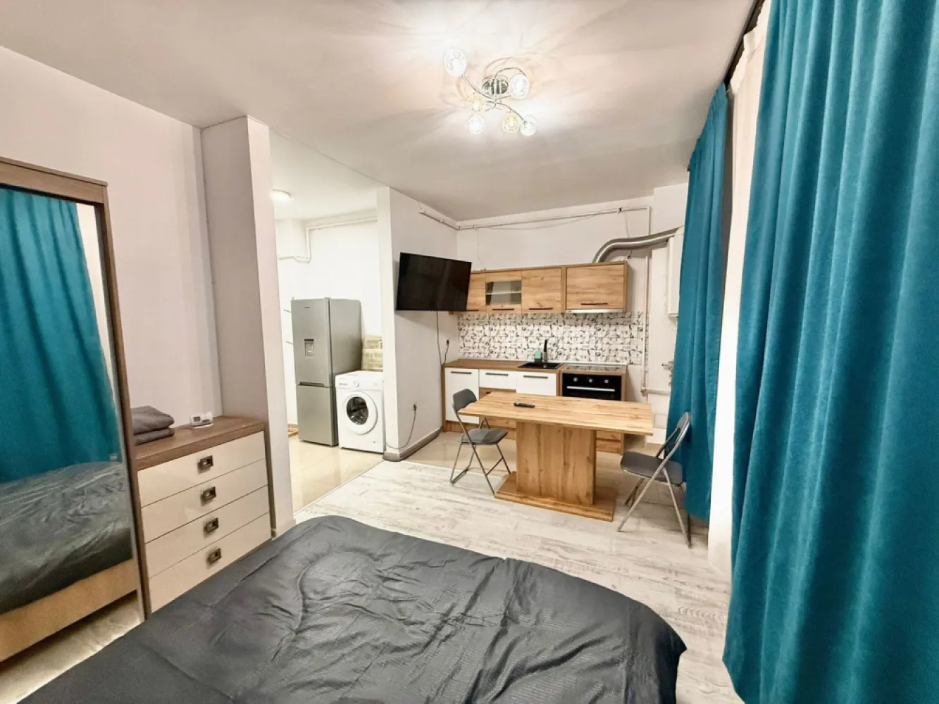 Gars. mobilata Militari Residence - demisol inalt mutare imediata - TVA INCLUS !! Vă prezentăm o garsonieră deosebită, situată în cartierul Militari Residence, într-un bloc modern cu regim de înălțime P+7, poziționat strategic pentru a vă oferi confort și accesibilitate. Detalii proprietate: - Tip: Garsonieră - Etaj: Demisol înalt - Finalizata - mutare imediata !! - Locație: Militari Residence Avantaje: - Bloc nou, construit cu materiale de calitate, garantând un standard ridicat de confort. - Poziție excelentă, în imediata apropiere a mijloacelor de transport în comun, pentru o deplasare facilă către orice zonă a orașului. - Acces rapid la instituții educaționale (școli publice), centre comerciale, supermarketuri și mall-uri. - Zonă liniștită, ideală pentru locuit sau investiție. Acum este momentul să achiziționați locuința visurilor dumneavoastră! Contactați-ne pentru mai multe detalii și programarea unei vizionări. }}