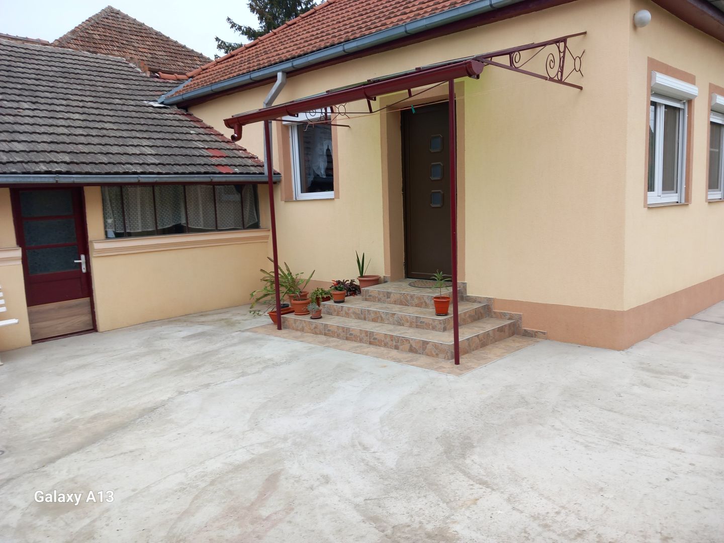 BRASADAS vinde casa 3 camere cu teren 4.5 ari în zona UNIRII.