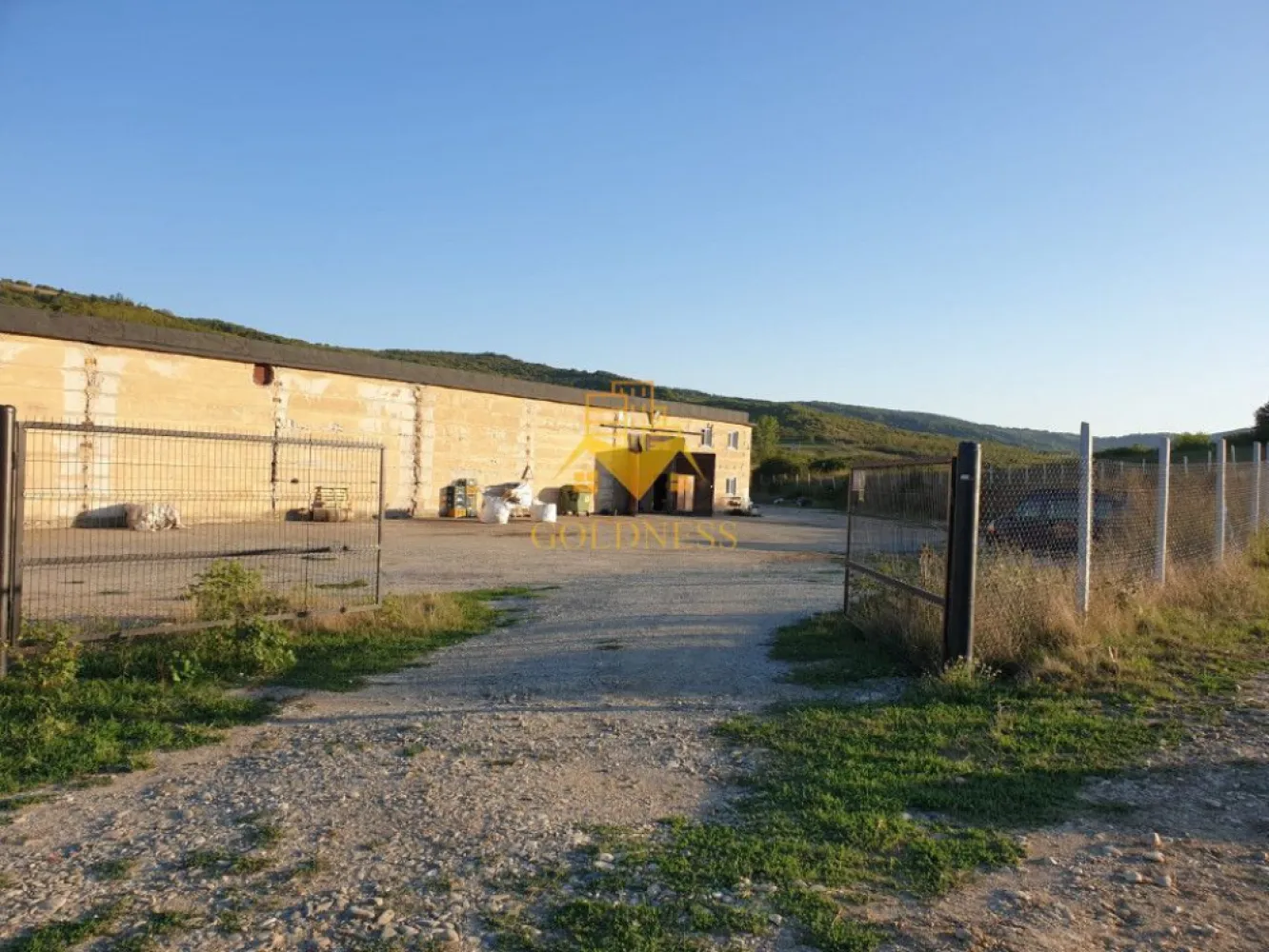 Hala industriala Dej cu platforma betonata curent trifazi - GOLDNESS Imobiliare vă propune spre închiriere o hală industrială ideală pentru orice domeniu de activitate (spațiu comercial, producție, depozitare, activități logistice, etc), construită pe structură din PVC , localizată în localitatea Dej , județul Cluj . Suprafața totală de 6.050 m², compusă din zonă de depozitare de 1.086 m² și zonă de birouri compusă din 2 birouri, 2 spații sanitare (băi) în suprafața de aproximativ 30 m². Hala beneficiază de toate utilitățile necesare: apă curentă, canal, gaz, alimentare cu energie electrică (220 380v) cu contorizare separată, hidranți interiori si exteriori, iluminat led, sistem de încălzire cu centrală pe lemne. Are înălțimea de 6m la coamă și 4,5m sub grindă, cu pardoseală rezistentă. Hala este dotată cu sistem de supraveghere video și alarmă. Hala dispune de o intrare. Acces TIR, curte generoasă betonată, tâmplărie PVC, cu geamuri termopan, atât la interior cât și la exterior. Cu acces rapid la strada națională la ieșirea din orașul Dej spre Cluj Napoca. Dacă vă interesează acestă ofertă, nu eziți să ne contactați telefonic sau prin e-mail - goldnessimobiliare@gmail.com . Vă stăm la dispoziție! }}