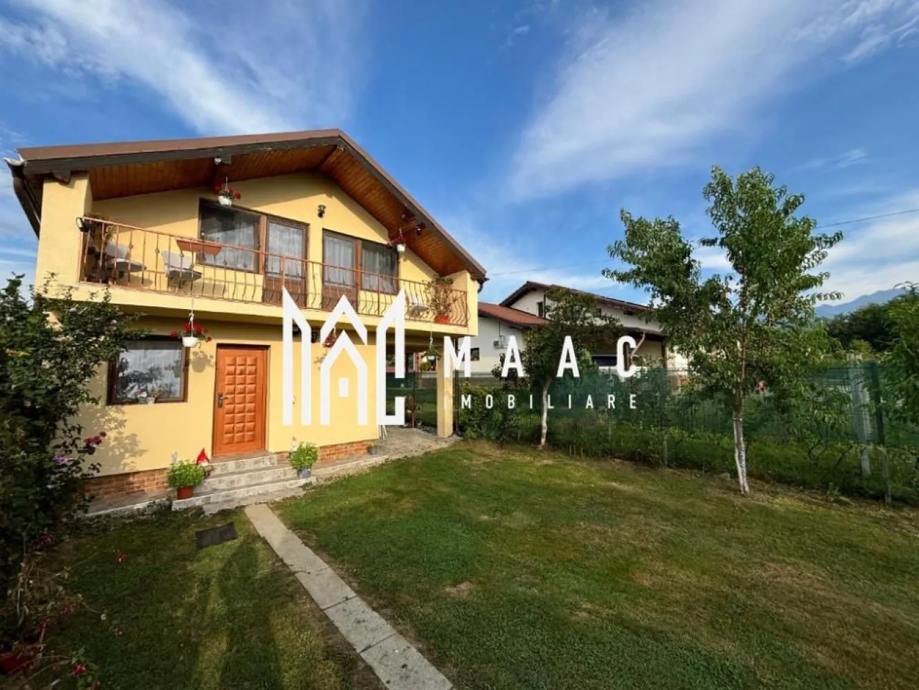Vilă superbă | 4 camere | 500 mp teren | Vedere la munte | Valea Avrigului - Maac Imobiliare prezintă o oportunitate ideală de investiție, locuință permanentă sau de weekend – o casă de vacanță situată în pitoreasca zonă a Văii Avrigului, într-un cadru natural deosebit, perfect pentru iubitorii de munte și activități în aer liber. Imobilul are o suprafață utilă de 120 mp, fiind amplasat pe un teren generos de 500 mp, și dispune de: 3 dormitoare spațioase Living primitor, perfect pentru relaxare în familie Bucătărie complet utilată (frigider, cuptor cu microunde) 2 băi, ambele dotate cu cadă Terasă cu vedere superbă la munte Balcon și grădină amenajată Parcare privată gratuită Grătar în curte, ideal pentru seri liniștite cu prietenii Locuința este echipată cu centrală pe lemne și încălzire electrică, ceea ce asigură costuri reduse de întreținere. Zona este excelentă pentru activități recreative precum drumeții, ciclism, schi sau pescuit, fiind un punct de atracție pentru turiști, dar și o alegere inspirată pentru cei care caută liniște și natură. ✅ Poate fi folosită ca reședință permanentă, casă de vacanță sau investiție turistică (închiriere în regim hotelier). 📍 Valea Avrigului – una dintre cele mai frumoase zone montane din apropierea Sibiului, cu acces facil și peisaje spectaculoase în orice anotimp. Pentru mai multe detalii precizati telefonic ca ati vazut anuntul cu ID: CP2835260 }}