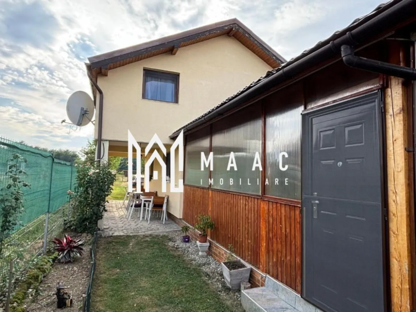 Vilă superbă | 4 camere | 500 mp teren | Vedere la munte | Valea Avrigului - Maac Imobiliare prezintă o oportunitate ideală de investiție, locuință permanentă sau de weekend – o casă de vacanță situată în pitoreasca zonă a Văii Avrigului, într-un cadru natural deosebit, perfect pentru iubitorii de munte și activități în aer liber. Imobilul are o suprafață utilă de 120 mp, fiind amplasat pe un teren generos de 500 mp, și dispune de: 3 dormitoare spațioase Living primitor, perfect pentru relaxare în familie Bucătărie complet utilată (frigider, cuptor cu microunde) 2 băi, ambele dotate cu cadă Terasă cu vedere superbă la munte Balcon și grădină amenajată Parcare privată gratuită Grătar în curte, ideal pentru seri liniștite cu prietenii Locuința este echipată cu centrală pe lemne și încălzire electrică, ceea ce asigură costuri reduse de întreținere. Zona este excelentă pentru activități recreative precum drumeții, ciclism, schi sau pescuit, fiind un punct de atracție pentru turiști, dar și o alegere inspirată pentru cei care caută liniște și natură. ✅ Poate fi folosită ca reședință permanentă, casă de vacanță sau investiție turistică (închiriere în regim hotelier). 📍 Valea Avrigului – una dintre cele mai frumoase zone montane din apropierea Sibiului, cu acces facil și peisaje spectaculoase în orice anotimp. Pentru mai multe detalii precizati telefonic ca ati vazut anuntul cu ID: CP2835260 }}