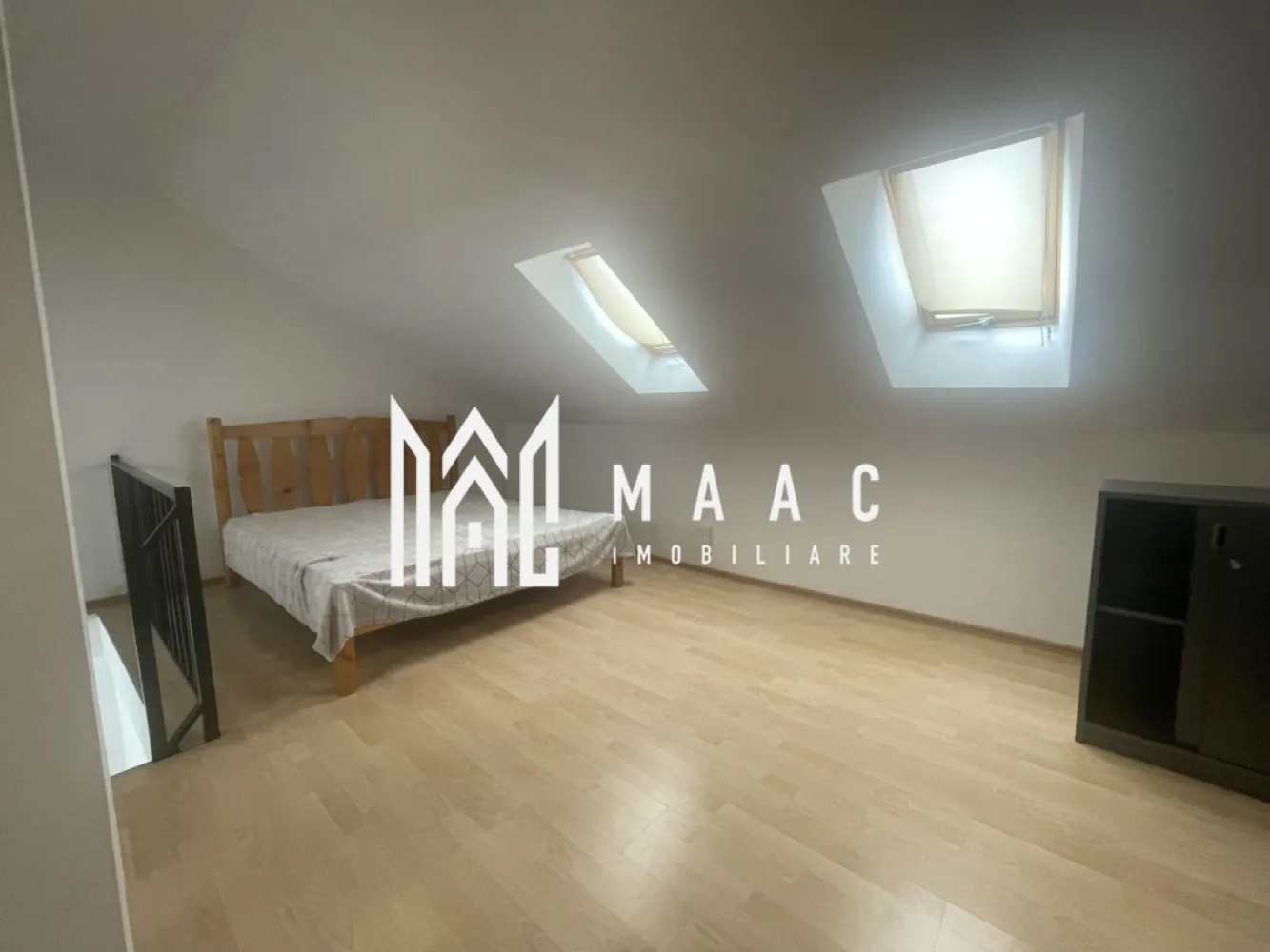 Apartament 3 camere | 115MPU | Balcon | Zona Tilisca - MAAC Imobiliare vă propune spre vânzare un apartament tip mansardă, cu o suprafață utilă de 115 mp și balcon generos de 12 m lungime, situat într-o zonă liniștită din Sibiu, cu priveliște spectaculoasă spre munți și Parcul Belvedere. Caracteristici principale: Suprafață utilă: 115 mp Balcon: 12 m, cu vedere panoramică spre zona montană Tip compartimentare: mansardă spațioasă, luminoasă Orientare: deschidere către munți și zonă verde Avantaje: Locație liniștită, cu priveliște deosebită Acces rapid către două artere auto principale (Vest și Sud) Facilități educaționale: grădiniță în apropiere + o nouă investiție în curs de realizare anunțată de primărie Parcare suficientă pentru întregul ansamblu rezidențial Transport public: stații de autobuz și alte mijloace de transport în imediata apropiere Recomandat pentru: Familii care își doresc spațiu generos și liniște Persoane care apreciază vederea panoramică și apropierea de natură Investiție sigură în zona Belvedere, una dintre cele mai căutate locații din Sibiu Pentru mai multe detalii sau pentru a programa o vizionare, vă rugăm să ne contactați. Specificați ID-ul CP2742934. }}