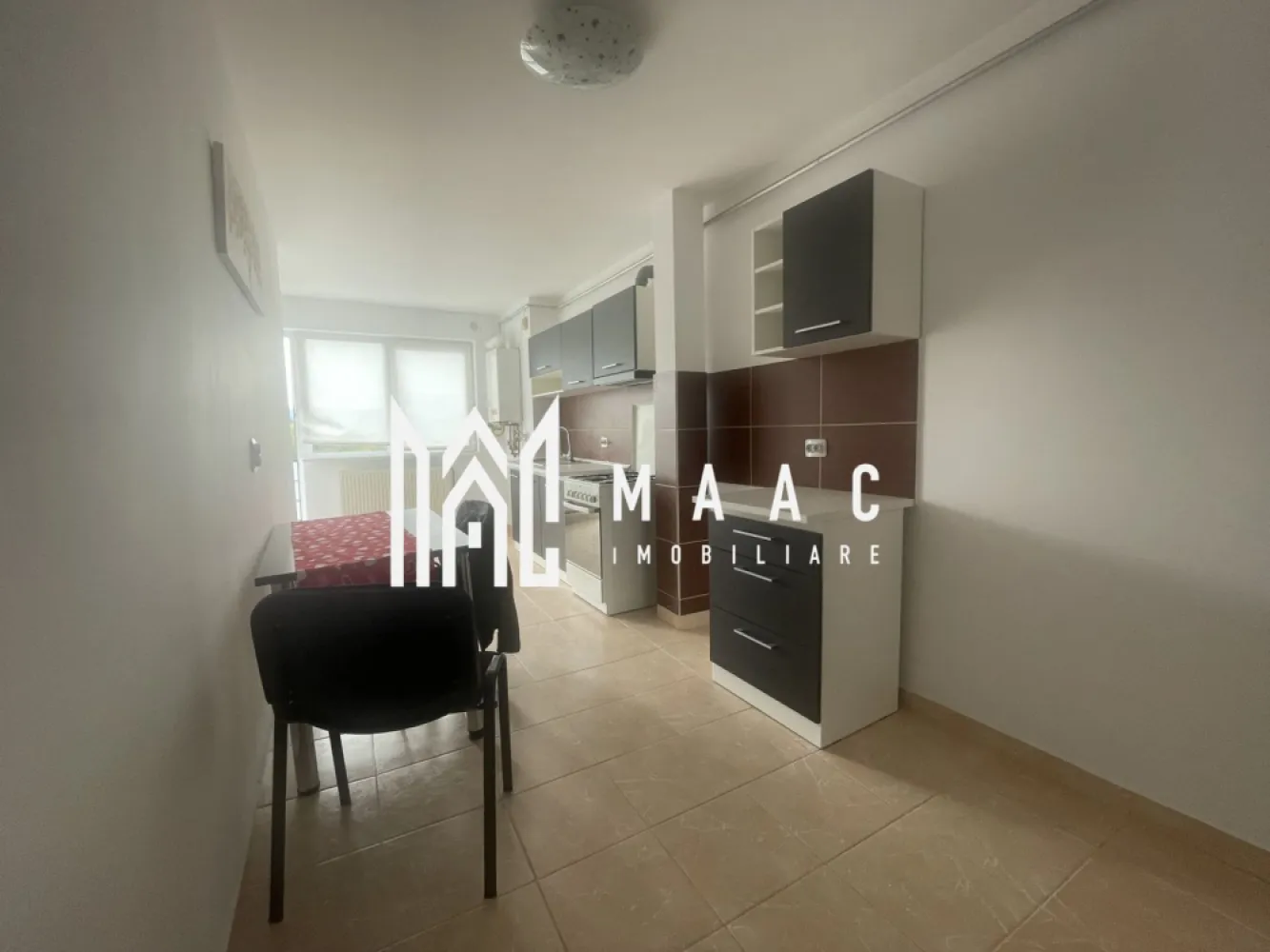 Apartament 3 camere | 115MPU | Balcon | Zona Tilisca - MAAC Imobiliare vă propune spre vânzare un apartament tip mansardă, cu o suprafață utilă de 115 mp și balcon generos de 12 m lungime, situat într-o zonă liniștită din Sibiu, cu priveliște spectaculoasă spre munți și Parcul Belvedere. Caracteristici principale: Suprafață utilă: 115 mp Balcon: 12 m, cu vedere panoramică spre zona montană Tip compartimentare: mansardă spațioasă, luminoasă Orientare: deschidere către munți și zonă verde Avantaje: Locație liniștită, cu priveliște deosebită Acces rapid către două artere auto principale (Vest și Sud) Facilități educaționale: grădiniță în apropiere + o nouă investiție în curs de realizare anunțată de primărie Parcare suficientă pentru întregul ansamblu rezidențial Transport public: stații de autobuz și alte mijloace de transport în imediata apropiere Recomandat pentru: Familii care își doresc spațiu generos și liniște Persoane care apreciază vederea panoramică și apropierea de natură Investiție sigură în zona Belvedere, una dintre cele mai căutate locații din Sibiu Pentru mai multe detalii sau pentru a programa o vizionare, vă rugăm să ne contactați. Specificați ID-ul CP2742934. }}