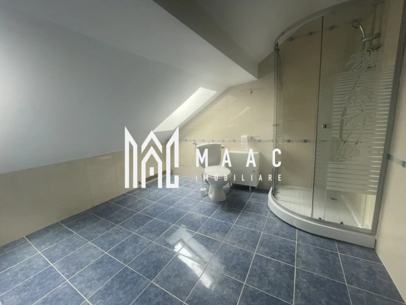 Apartament 3 camere | 115MPU | Balcon | Zona Tilisca - MAAC Imobiliare vă propune spre vânzare un apartament tip mansardă, cu o suprafață utilă de 115 mp și balcon generos de 12 m lungime, situat într-o zonă liniștită din Sibiu, cu priveliște spectaculoasă spre munți și Parcul Belvedere. Caracteristici principale: Suprafață utilă: 115 mp Balcon: 12 m, cu vedere panoramică spre zona montană Tip compartimentare: mansardă spațioasă, luminoasă Orientare: deschidere către munți și zonă verde Avantaje: Locație liniștită, cu priveliște deosebită Acces rapid către două artere auto principale (Vest și Sud) Facilități educaționale: grădiniță în apropiere + o nouă investiție în curs de realizare anunțată de primărie Parcare suficientă pentru întregul ansamblu rezidențial Transport public: stații de autobuz și alte mijloace de transport în imediata apropiere Recomandat pentru: Familii care își doresc spațiu generos și liniște Persoane care apreciază vederea panoramică și apropierea de natură Investiție sigură în zona Belvedere, una dintre cele mai căutate locații din Sibiu Pentru mai multe detalii sau pentru a programa o vizionare, vă rugăm să ne contactați. Specificați ID-ul CP2742934. }}