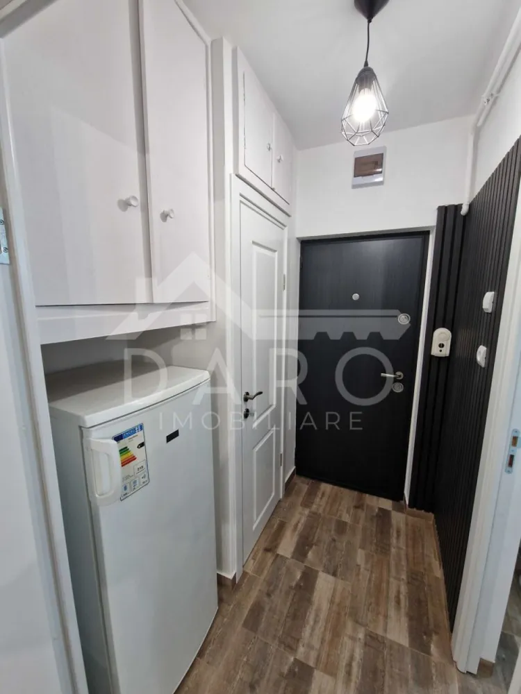 1 camere, Targu Mures - Apartament cu 1 cameră, renovat complet, zonă excelentă – Aleea Carpați, Târgu Mureș. Se vinde un apartament cu 1 cameră și 4 dependințe situat la etajul 2, într-o zonă liniștită și foarte bine conectată – Aleea Carpați, cu vedere directă spre ștrandul 1 Mai și Bazinul Olimpic. Ideal atât pentru locuit, cât și ca investiție! Suprafață: 32 mp Etaj: 2 Lift: Da Certificat energetic: Clasa B Compartimentare: • 1 cameră spațioasă și luminoasă • Hol • Debara • Bucătărie open + balcon încorporat • Baie Dotări și îmbunătățiri importante: • Renovare totală realizată recent • Toate ușile schimbate + ușă metalică la intrare • Instalații noi: gaz, curent, apă, canalizare • Apartamentul se vinde parțial mobilat, cu: frigider, aragaz, mașină de spălat Localizare de top: • La câțiva pași de stațiile de autobuz 14, 26, 10B • În apropiere: școală, grădiniță, Complexul Weekend, Bazinul Olimpic 1 Mai, sala de fitness 18 Gym • Magazine la îndemână: Darina, Lidl • Universitatea de Medicină – la doar 10 minute de mers pe jos • Zona este liniștită, aproape de malul Mureșului și foarte bine conectată la orice punct de interes public Acest apartament este potrivit pentru o persoană sau un cuplu care își dorește confort, intimitate și acces rapid la tot ce este important în oraș. Este gata de mutat imediat! Prețul este de 71.500 euro. Pentru detalii suplimentare sau pentru a programa o vizionare, vă rog să mă contactați telefonic. Stabilim împreună o oră potrivită pentru ambele părți. }}