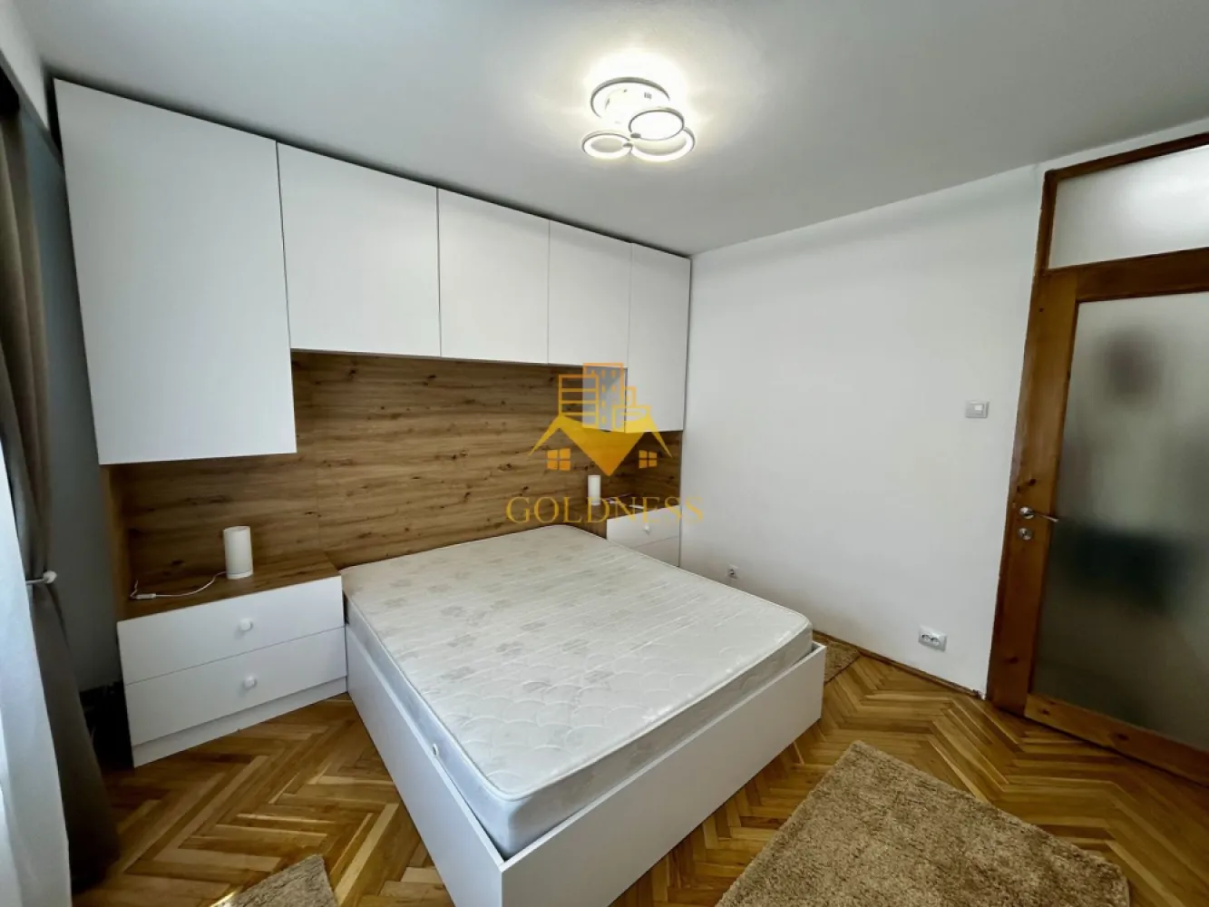 3 camere decomandate, UMF, USAMV, Regina Maria, Louis Pasteur, Zorilor - GOLDNESS Imobiliare vă propune spre închiriere un apartament cu 3 camere decomandate, complet mobilat și utilat, la etajul 3 într-un imobil de 4 etaje, în cartierul Zorilor
Este posibilitare de in zona
Apartamentul este compartimentat astfel:
 - un dormitor cu pat matrimonial, dressing, noptiere.
 - doua dormitoare cu canapele extensibile, dulapuri, birouri, comoda tv
 - 2 bai, una cu casa si una cu dus portabil, calorifer port prosop inox și dulap pentru depozitare.
 - bucătăria complet utilată si mobilata, loc de servit masa,
 - balcon de 5 mp.
 
Imobilul este dotat cu toate cele necesare- centrală proprie, frigider, aragaz, hotă, mașină de spălat haine si vase, etc. 

Dacă sunteți interesați de acest apartament și doriți să îl vizionați, dar și pentru alte oferte nu ezitați să ne contactați telefonic sau prin e-mail. Vă stăm la dispoziție!
Pentru intermediere se percepe un comision de 50% din prețul chiriei!