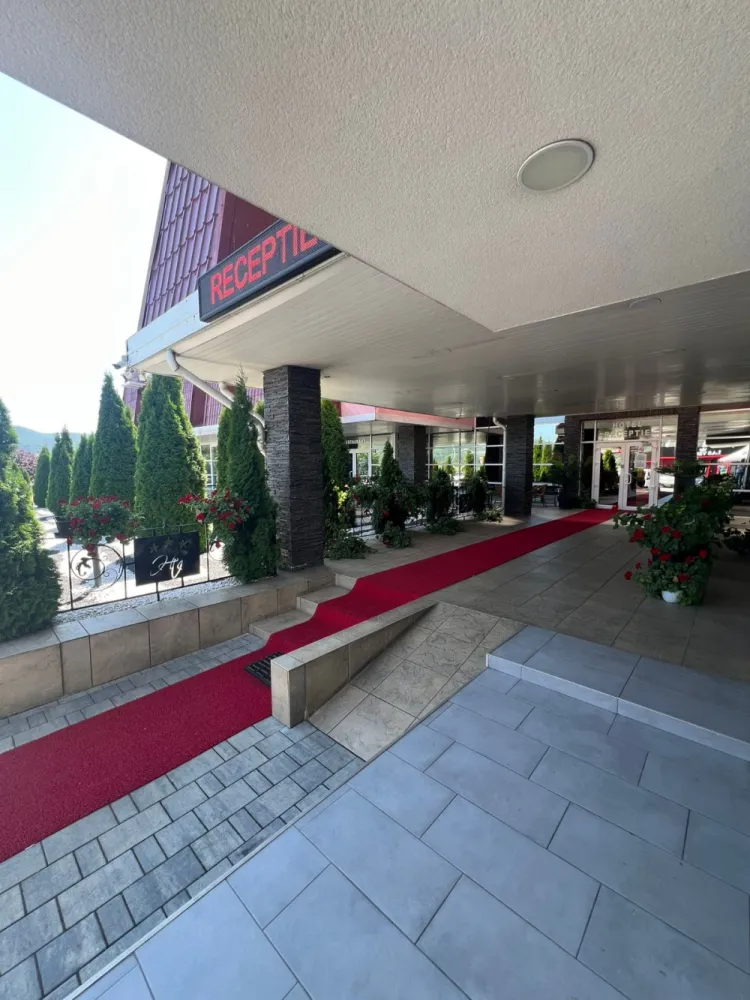 De vânzare – Hotel Veștem, Sibiu - O oportunitate unică de investiție în turism și HoReCa, amplasată strategic în localitatea Veștem, la doar 13 km de Sibiu și 17 km de Aeroportul Internațional Sibiu, cu acces direct din DN1–DN7. &nbsp;Detalii proprietate:Suprafață teren: 5.600 mpSuprafață utila: 1.700 mp25 camere spațioase, fiecare cu baie proprie2 apartamente cu baie proprieRestaurant cu 70 locuri + terasăBucătărie profesională de 200 mp, dotată cu camere frigorifice și congelatorAer condiționat, ferestre termopan, gresie, faianță, parchet, mocheta.Puncte comerciale destinate alimentației publice – închiriate, cu venit lunar de 12.000 € + încasările hotelului &nbsp;Utilități și dotări tehnice:Curent 300 kw + generator 220 kwPuț forat la mare adâncime pentru alimentare cu apăStație de epurare proprieCanalizare&nbsp;Avantaje investiționale:Poziționare excelentă pentru tranzit și turism, pe ruta DN1 – DN7Proprietatea se prezintă impecabil, foarte îngrijităGenerare de venit pasiv din chirii + activitate hotelieră și restaurantPotențial ridicat de dezvoltare ulterioară (evenimente, turism de business, extindere servicii)&nbsp;Preț de vânzare: 1.800.000 € &nbsp;Un hotel cu tradiție, bine întreținut, complet funcțional, care îmbină confortul modern cu un potențial excelent de profitabilitate. }}