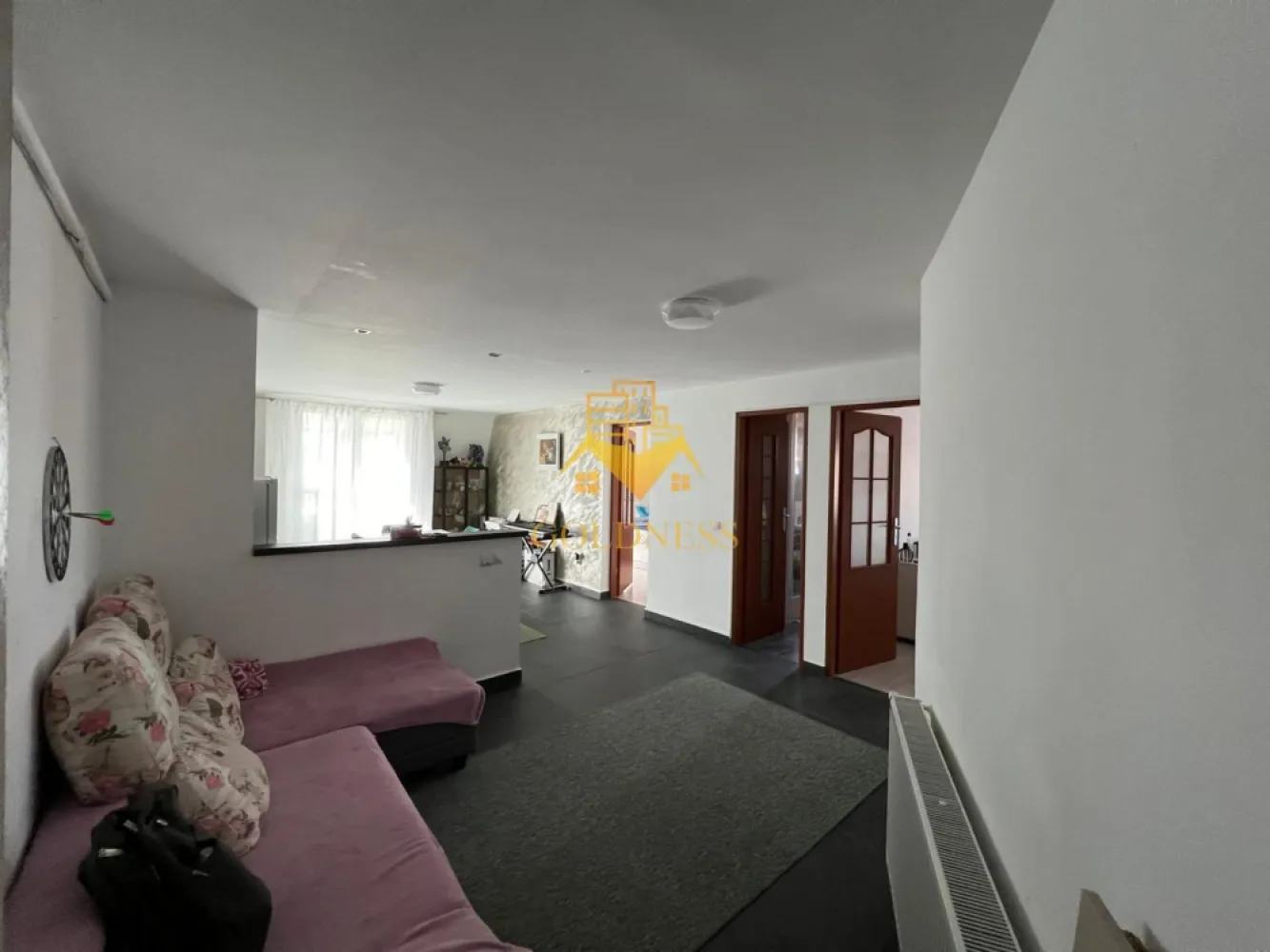 3 camere, Gheorgheni, Zona Iulius Mall, FSEGA, Interservisan - GOLDNESS Imobiliare vă propune spre vânzare un apartament cu 3 camere (2 dormitoare + living cu bucătărie open space), situat la mansardă, în cartierul Gheorgheni, în apropierea zonei Interservisan, zonă liniștită și plăcută.

Apartamentul are o suprafață utilă de 73 mp, este parte dintr-un imobil construit în anul 2000 și dispune de curte comună, ideală pentru relaxare și intimitate.
Compartimentare:

 - dormitor cu pat matrimonial, dressing
 - dormitor cu pat matrimonial, dressing, birou
 - living cu bucatarie open space complet utilată și mobilată, canapea extensibilă, loc de servit masa 
 - baie cu cabină de duș, calorifer port prosop și dulap pentru depozitare.
 - balcon închis.
 - spații de depozitare practice

Dotări: centrală proprie, mobilier modern, electrocasnice (frigider, aragaz, hotă, mașină de spălat etc.).

Avantaje:
✔ Zonă retrasă, ferită de agitația orașului
✔ Compartimentare practică și luminoasă
✔ Acces facil către punctele de interes din Gheorgheni și zonele centrale

O opțiune ideală atât ca locuință personală, cât și ca investiție sigură pentru închiriere.

Dacă sunteți interesați de acest apartament și doriți să îl vizionați, sau pentru alte oferte, nu ezitați să ne contactați telefonic sau prin e-mail. Vă stăm la dispoziție!
Pentru intermediere se percepe un comision de 2% din preț.