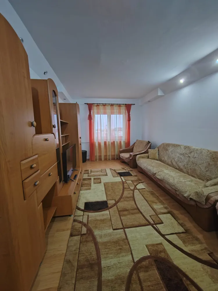Apartament 2 camere, decomandat, etaj intermediar, zona Republicii, Ploiești - Catalina Anghel-broker imobiliar vă prezintă spre închiriere un apartament cu 2 camere, decomandat, situat la etajul 3 al unui bloc cu regim de înălțime p+4. Apartamentul se închiriază mobilat și utilat.Beneficiile acestui apartament sunt date de următoarele aspecte:- suprafata generoasa a apartamentului și compartimentarea acestuia;- balcon pe toată suprafața bucătăriei cu acces din living;- poziționarea acestuia la un etaj intermediar;- scară de bloc prevăzută cu interfon;- acces facil către punctele de interes ale orașului și mijloace de transport în comun.- disponibilitate imediată.Se dorește închirierea acestuia pe perioada lunga de timp.La închiriere se va achita o luna chiria in avans( 1500 lei), o luna contravaloarea chiriei cu titlul de garanție( 1500 lei) + 50% dintr-o luna de chirie( 750 lei)- comisionul agenției.Pentru detalii suplimentare și stabilirea unei vizionari, va invit sa ne contactați . }}