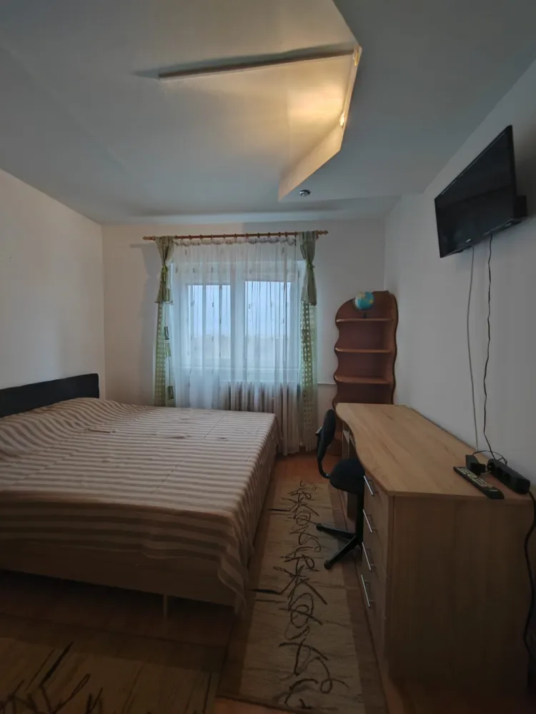 Apartament 2 camere, decomandat, etaj intermediar, zona Republicii, Ploiești - Catalina Anghel-broker imobiliar vă prezintă spre închiriere un apartament cu 2 camere, decomandat, situat la etajul 3 al unui bloc cu regim de înălțime p+4. Apartamentul se închiriază mobilat și utilat.Beneficiile acestui apartament sunt date de următoarele aspecte:- suprafata generoasa a apartamentului și compartimentarea acestuia;- balcon pe toată suprafața bucătăriei cu acces din living;- poziționarea acestuia la un etaj intermediar;- scară de bloc prevăzută cu interfon;- acces facil către punctele de interes ale orașului și mijloace de transport în comun.- disponibilitate imediată.Se dorește închirierea acestuia pe perioada lunga de timp.La închiriere se va achita o luna chiria in avans( 1500 lei), o luna contravaloarea chiriei cu titlul de garanție( 1500 lei) + 50% dintr-o luna de chirie( 750 lei)- comisionul agenției.Pentru detalii suplimentare și stabilirea unei vizionari, va invit sa ne contactați . }}