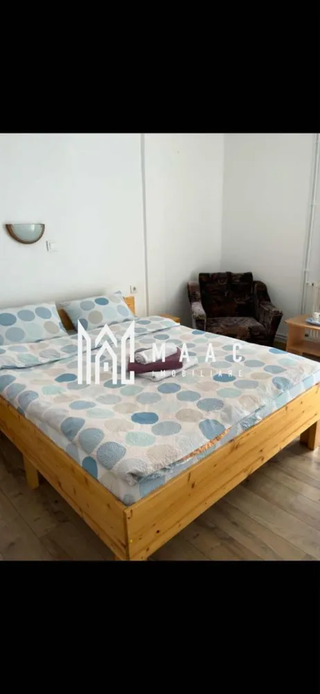 Pensiune I Poalele Munților Făgăraș I Cârțișoara, Sibiu - MAAC Imobiliare vă propune spre achiziție o afacere la cheie, situată într-una dintre cele mai turistice zone din România, la poarta de acces către Transfăgărășan. Proprietatea este cunoscută sub numele de "Complex Cazare Bâlea Transfăgărășan" și se vinde împreună cu întreaga structură a firmei (activitate continuă din 2016). Detalii Afacere și Proprietate Capacitate: 17 unități de cazare (în cele 2 corpuri principale), fiecare cu baie proprie. Anexă suplimentară: 2 unități de cazare cu baie proprie (versatile: pot fi destinate turiștilor sau personalului). Facilități: Sală de mese, bucătărie comună complet utilată, 2 terase la parter și 2 terase la etaj, zonă de grătar. Teren: 1000 mp cu parcare privată inclusă. Acces: Dublu (din DN7C și drum secundar), facilitând fluxul logistic și accesul turiștilor. Stadiu: Renovare parțială realizată în 2023. Eficiență și Dotări Sistem termic: 2 centrale termice performante (lemne/peleți) și 2 camere tehnice aferente. Operațional: Se vinde complet mobilată și utilată, permițând preluarea activității fără întrerupere. Prezență online: Istoric solid pe platformele de rezervări (Booking) și vizibilitate pe social media (Instagram: @balea_transfagarasan ). De ce să investiți în acest complex? Afacere la cheie: Istoric de profitabilitate și activitate neîntreruptă din 2016. Locație strategică: Poziționarea pe DN7C (Transfăgărășan) garantează un flux constant de turiști pe tot parcursul sezonului). Flexibilitate: Infrastructura permite atât gestionarea ca pensiune turistică, cât și adaptarea pentru grupuri organizate sau team-building-uri. Investiție sigură: Proprietatea este complet operațională, fiind gata de a genera venituri din prima zi de la preluare. Informații Suplimentare Dacă sunteți în căutarea unei investiții mature, cu o reputație consolidată în zona montană a județului Sibiu, această pensiune reprezintă opțiunea ideală. Vă invităm să ne contactați pentru a discuta detaliile financiare, analiza indicatorilor de performanță (ROI, grad de ocupare) și pentru a programa o vizionare la locație. MAAC Imobiliare – Partenerul dumneavoastră în investiții imobiliare de succes. Pentru mai multe detalii precizati telefonic ca ati vazut anuntul cu ID CP2965008 }}