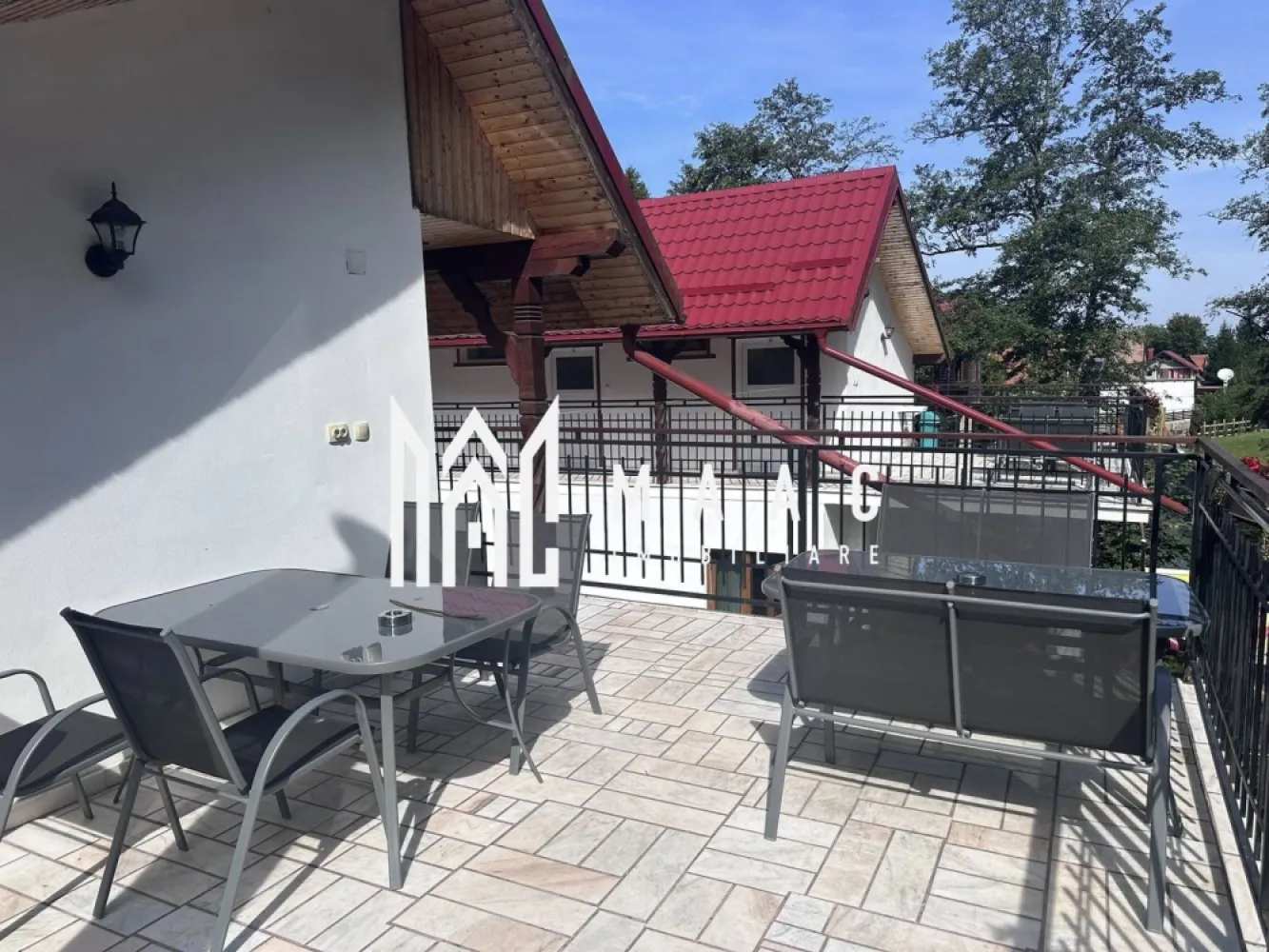 Pensiune I Poalele Munților Făgăraș I Cârțișoara, Sibiu - MAAC Imobiliare vă propune spre achiziție o afacere la cheie, situată într-una dintre cele mai turistice zone din România, la poarta de acces către Transfăgărășan. Proprietatea este cunoscută sub numele de "Complex Cazare Bâlea Transfăgărășan" și se vinde împreună cu întreaga structură a firmei (activitate continuă din 2016). Detalii Afacere și Proprietate Capacitate: 17 unități de cazare (în cele 2 corpuri principale), fiecare cu baie proprie. Anexă suplimentară: 2 unități de cazare cu baie proprie (versatile: pot fi destinate turiștilor sau personalului). Facilități: Sală de mese, bucătărie comună complet utilată, 2 terase la parter și 2 terase la etaj, zonă de grătar. Teren: 1000 mp cu parcare privată inclusă. Acces: Dublu (din DN7C și drum secundar), facilitând fluxul logistic și accesul turiștilor. Stadiu: Renovare parțială realizată în 2023. Eficiență și Dotări Sistem termic: 2 centrale termice performante (lemne/peleți) și 2 camere tehnice aferente. Operațional: Se vinde complet mobilată și utilată, permițând preluarea activității fără întrerupere. Prezență online: Istoric solid pe platformele de rezervări (Booking) și vizibilitate pe social media (Instagram: @balea_transfagarasan ). De ce să investiți în acest complex? Afacere la cheie: Istoric de profitabilitate și activitate neîntreruptă din 2016. Locație strategică: Poziționarea pe DN7C (Transfăgărășan) garantează un flux constant de turiști pe tot parcursul sezonului). Flexibilitate: Infrastructura permite atât gestionarea ca pensiune turistică, cât și adaptarea pentru grupuri organizate sau team-building-uri. Investiție sigură: Proprietatea este complet operațională, fiind gata de a genera venituri din prima zi de la preluare. Informații Suplimentare Dacă sunteți în căutarea unei investiții mature, cu o reputație consolidată în zona montană a județului Sibiu, această pensiune reprezintă opțiunea ideală. Vă invităm să ne contactați pentru a discuta detaliile financiare, analiza indicatorilor de performanță (ROI, grad de ocupare) și pentru a programa o vizionare la locație. MAAC Imobiliare – Partenerul dumneavoastră în investiții imobiliare de succes. Pentru mai multe detalii precizati telefonic ca ati vazut anuntul cu ID CP2965008 }}