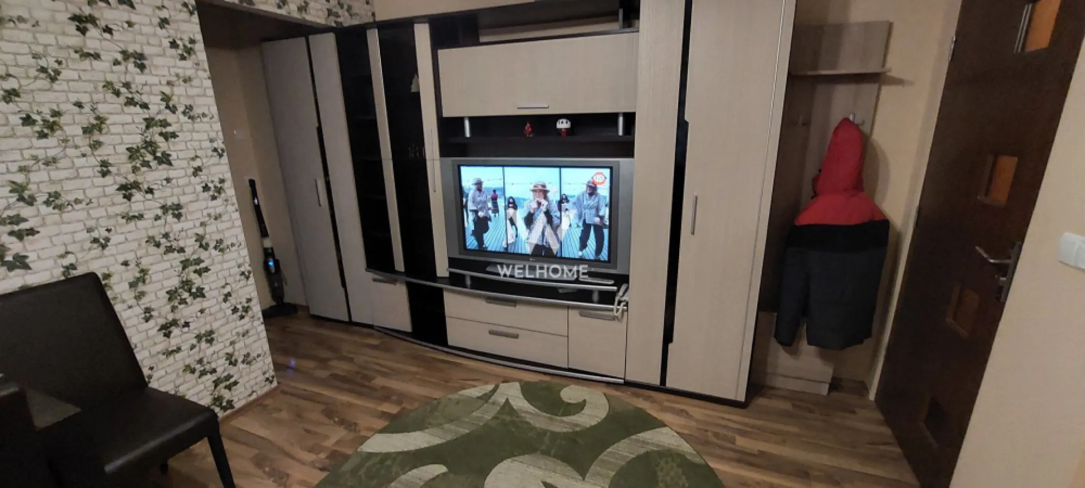 Apartament 3 camere zona Cedonia Sibiu - Spre vanzare un apartament smart cu 3 camere, decomandat situat la etajul 1 al unui bloc cu 4 etaje in zona Cedonia al orasului Sibiu. Apartamentul este foarte ingrijit si bine intretinut, dotat cu totul necesar pentru a te muta fara sa investesti ceva in el. Este o oportunitate buna pentru o investitie de fi dat in chirie pe termen lung. Locatia excelenta, la imediata apropiere (aprox. 2 min) de supermarket Profi si statie de transport public. Acces pe strada asfaltata si iluminata. Compartimentarea acestui este urmatoarea: -Hol -Bucatarie inchisa cu geam -Camera de zi -Dormitor pentru copii -Dormitor matrimonial -Baie cu cada -Locul de parcare este in fata blocului si este la comun (mereu sunt locuri disponibile). Momentan in apartament sunt chiriasi si, ar fi un avantaj daca il cumparati pentru investitie. Pret: 82 000 euro. Pentru mai multe detalii: 0745 99 55 37 }}