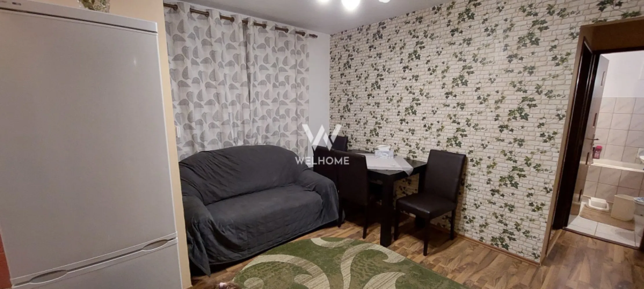 Apartament 3 camere zona Cedonia Sibiu - Spre vanzare un apartament smart cu 3 camere, decomandat situat la etajul 1 al unui bloc cu 4 etaje in zona Cedonia al orasului Sibiu. Apartamentul este foarte ingrijit si bine intretinut, dotat cu totul necesar pentru a te muta fara sa investesti ceva in el. Este o oportunitate buna pentru o investitie de fi dat in chirie pe termen lung. Locatia excelenta, la imediata apropiere (aprox. 2 min) de supermarket Profi si statie de transport public. Acces pe strada asfaltata si iluminata. Compartimentarea acestui este urmatoarea: -Hol -Bucatarie inchisa cu geam -Camera de zi -Dormitor pentru copii -Dormitor matrimonial -Baie cu cada -Locul de parcare este in fata blocului si este la comun (mereu sunt locuri disponibile). Momentan in apartament sunt chiriasi si, ar fi un avantaj daca il cumparati pentru investitie. Pret: 82 000 euro. Pentru mai multe detalii: 0745 99 55 37 }}