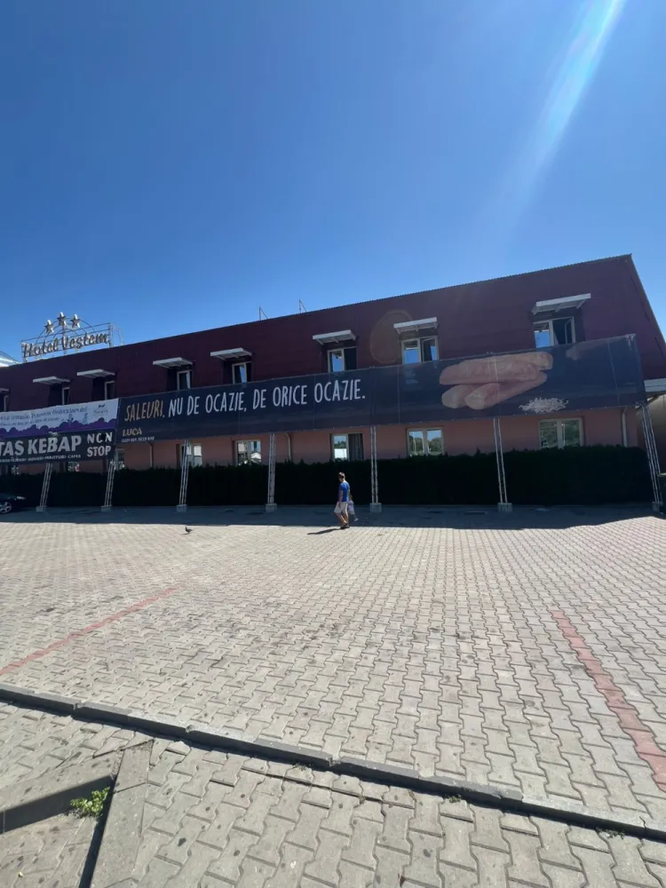 De vânzare – Hotel Veștem, Sibiu - O oportunitate unică de investiție în turism și HoReCa, amplasată strategic în localitatea Veștem, la doar 13 km de Sibiu și 17 km de Aeroportul Internațional Sibiu, cu acces direct din DN1–DN7. &nbsp;Detalii proprietate:Suprafață teren: 5.600 mpSuprafață utila: 1.700 mp25 camere spațioase, fiecare cu baie proprie2 apartamente cu baie proprieRestaurant cu 70 locuri + terasăBucătărie profesională de 200 mp, dotată cu camere frigorifice și congelatorAer condiționat, ferestre termopan, gresie, faianță, parchet, mocheta.Puncte comerciale destinate alimentației publice – închiriate, cu venit lunar de 12.000 € + încasările hotelului &nbsp;Utilități și dotări tehnice:Curent 300 kw + generator 220 kwPuț forat la mare adâncime pentru alimentare cu apăStație de epurare proprieCanalizare&nbsp;Avantaje investiționale:Poziționare excelentă pentru tranzit și turism, pe ruta DN1 – DN7Proprietatea se prezintă impecabil, foarte îngrijităGenerare de venit pasiv din chirii + activitate hotelieră și restaurantPotențial ridicat de dezvoltare ulterioară (evenimente, turism de business, extindere servicii)&nbsp;Preț de vânzare: 1.800.000 € &nbsp;Un hotel cu tradiție, bine întreținut, complet funcțional, care îmbină confortul modern cu un potențial excelent de profitabilitate. }}