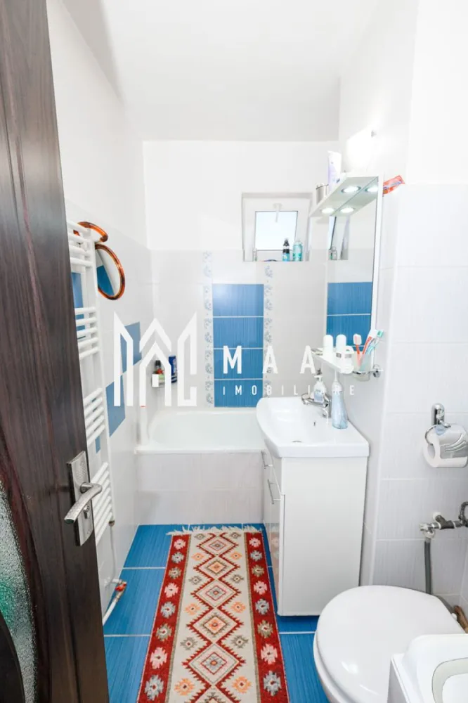 Apartament 2 camere - MAAC Imobiliare vă propune spre vânzare un apartament cu 2 camere, decomandat, situat în zona Nord a municipiului Râmnicu Vâlcea, într-un bloc anvelopat. Locuința are o suprafață de 41 mp și se află la etajul 4 din 5. Apartamentul dispune de balcon deschis, cu vedere către sud-vest, oferind lumină naturală pe parcursul zilei și o priveliște plăcută către apus. Proprietatea se vinde mobilată și utilată, fiind pregătită pentru mutare sau pentru investiție. Dormitorul este dotat cu aer condiționat, asigurând confort pe timpul verii. Zona este liniștită, cu acces facil către școli, magazine și alte puncte de interes din cartier. Pentru mai multe informații sau pentru programarea unei vizionări, vă rugăm să menționați ID-ul anunțului: CP2966910. }}