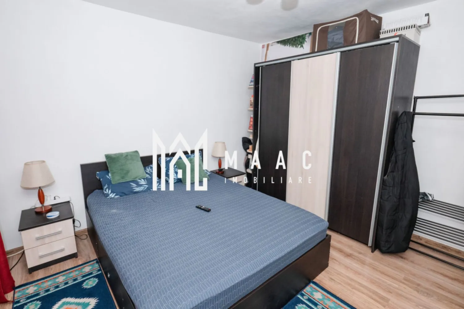 Apartament 2 camere - MAAC Imobiliare vă propune spre vânzare un apartament cu 2 camere, decomandat, situat în zona Nord a municipiului Râmnicu Vâlcea, într-un bloc anvelopat. Locuința are o suprafață de 41 mp și se află la etajul 4 din 5. Apartamentul dispune de balcon deschis, cu vedere către sud-vest, oferind lumină naturală pe parcursul zilei și o priveliște plăcută către apus. Proprietatea se vinde mobilată și utilată, fiind pregătită pentru mutare sau pentru investiție. Dormitorul este dotat cu aer condiționat, asigurând confort pe timpul verii. Zona este liniștită, cu acces facil către școli, magazine și alte puncte de interes din cartier. Pentru mai multe informații sau pentru programarea unei vizionări, vă rugăm să menționați ID-ul anunțului: CP2966910. }}