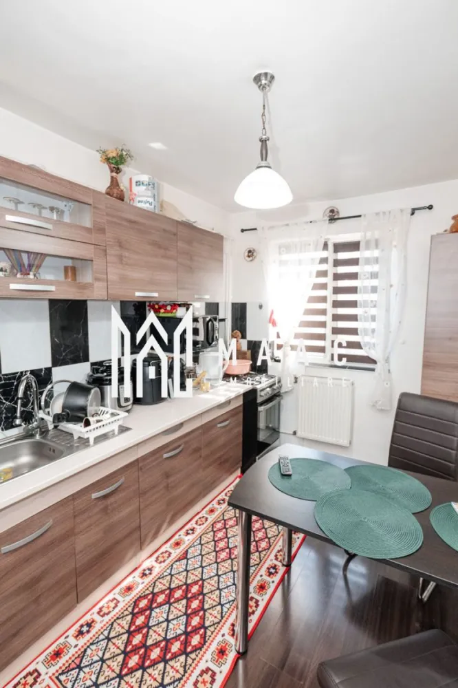 Apartament 2 camere - MAAC Imobiliare vă propune spre vânzare un apartament cu 2 camere, decomandat, situat în zona Nord a municipiului Râmnicu Vâlcea, într-un bloc anvelopat. Locuința are o suprafață de 41 mp și se află la etajul 4 din 5. Apartamentul dispune de balcon deschis, cu vedere către sud-vest, oferind lumină naturală pe parcursul zilei și o priveliște plăcută către apus. Proprietatea se vinde mobilată și utilată, fiind pregătită pentru mutare sau pentru investiție. Dormitorul este dotat cu aer condiționat, asigurând confort pe timpul verii. Zona este liniștită, cu acces facil către școli, magazine și alte puncte de interes din cartier. Pentru mai multe informații sau pentru programarea unei vizionări, vă rugăm să menționați ID-ul anunțului: CP2966910. }}