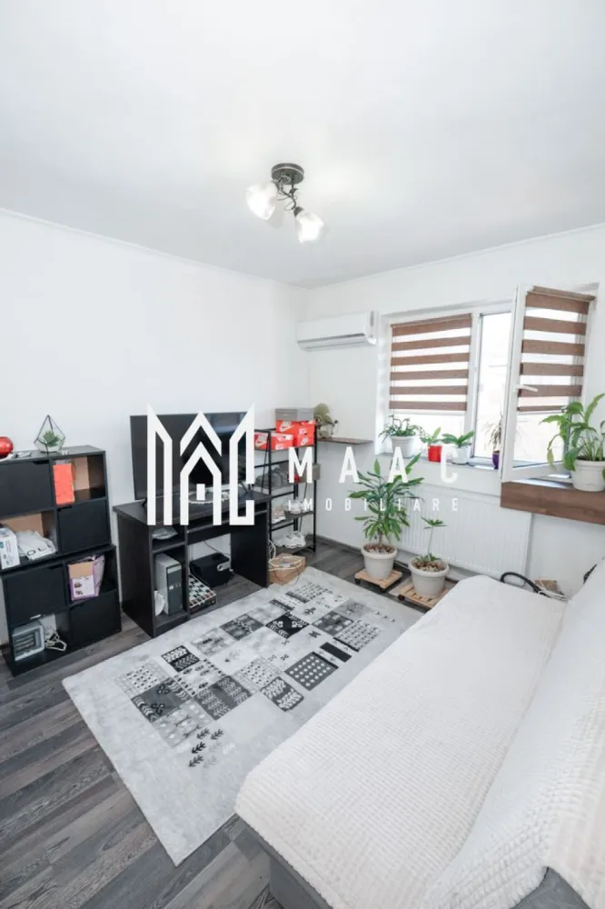 Apartament 2 camere - MAAC Imobiliare vă propune spre vânzare un apartament cu 2 camere, decomandat, situat în zona Nord a municipiului Râmnicu Vâlcea, într-un bloc anvelopat. Locuința are o suprafață de 41 mp și se află la etajul 4 din 5. Apartamentul dispune de balcon deschis, cu vedere către sud-vest, oferind lumină naturală pe parcursul zilei și o priveliște plăcută către apus. Proprietatea se vinde mobilată și utilată, fiind pregătită pentru mutare sau pentru investiție. Dormitorul este dotat cu aer condiționat, asigurând confort pe timpul verii. Zona este liniștită, cu acces facil către școli, magazine și alte puncte de interes din cartier. Pentru mai multe informații sau pentru programarea unei vizionări, vă rugăm să menționați ID-ul anunțului: CP2966910. }}