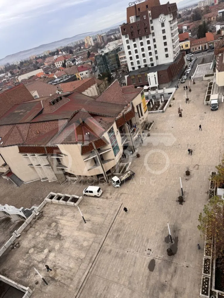 Apartament 2 camere in centrul orasului Tg Mures - 🏡 Apartament 2 camere de vânzare – Piața Teatrului | Centru | 43 mp | 92.000 € Se oferă spre vânzare apartament cu 2 camere, situat chiar în centrul orașului Târgu Mureș, în Piața Teatrului nr. 1, la etajul 9, cu vedere panoramică asupra orașului. 💰 Preț: 92.000 € 📐 Suprafață utilă: 43 mp 🏢 Etaj: 9 ✔ poziție ultracentrală Compartimentare: ✔ living ✔ dormitor ✔ bucătărie ✔ baie ✔ hol Dotări și utilități: ✔ geamuri termopan ✔ finisaje moderne – gresie, faianță, parchet ✔ centrală termică ✔ baie spațioasă cu cadă freestanding ✔ apartament luminos, cu vedere asupra orașului Avantaje: 📍 locație ultracentrală – Piața Teatrului 📍 aproape de restaurante, cafenele și magazine 📍 acces rapid la transport public 📍 ideal pentru locuință sau investiție 💎 O proprietate rară, situată chiar în inima orașului, perfectă pentru cei care își doresc să locuiască în centru sau să facă o investiție sigură. 🤝 Proprietate promovată prin DARO Imobiliare 💳 Pentru achiziție, prin Kiwi Finance beneficiezi de: ✔ analiză GRATUITĂ a eligibilității ✔ acces la oferte de la peste 12 bănci ✔ negocierea dobânzii în favoarea ta ✔ suport complet până la semnarea contractului 📞 Detalii și vizionări: Coman Maria – DARO Imobiliare & Kiwi Finance 📱 0749 535 729 🔑 DARO Imobiliare – găsim proprietatea potrivită. 💳 Kiwi Finance – obținem creditul pentru a o cumpăra. }}