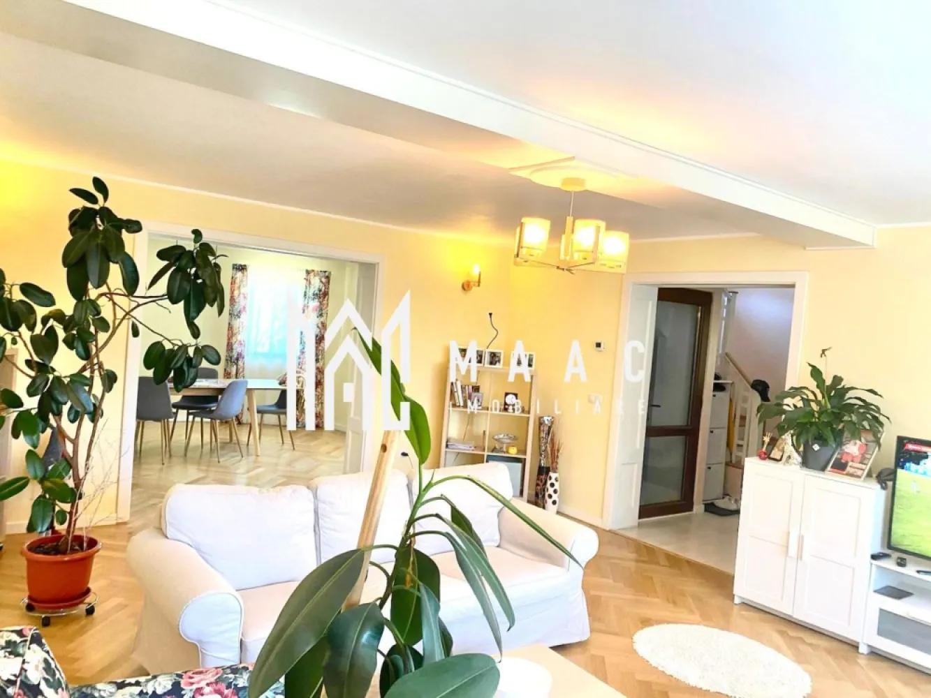 Casă individuală | 210 mp utili | Garaj & Demisol | Cisnădie - Maac Imobiliare prezintă spre vânzare o superbă casă individuală, situată într-o zonă liniștită din Cisnădie, ce oferă confort și funcționalitate, ideală pentru o familie. Detalii tehnice: Suprafață utilă: 210 mp Suprafață teren: 300 mp Amprentă sol: 90 mp Regim de înălțime: D+P+E Compartimentare: Demisol: garaj cu acces direct din stradă, pivniță, 2 camere, casă scării Parter: living spațios, dining, bucătărie, baie, hol, casă scării Etaj: 3 dormitoare, baie, terasă și balcon Dotări și beneficii: Centrală termică proprie Parchet din lemn masiv Uși din lemn Panou solar presurizat pentru apă caldă Sistem de irigare automatizată a curții Ușă de garaj automatizată Pentru mai multe detalii precizati telefonic ca ati vazut anuntul cu ID: CP2835257 }}