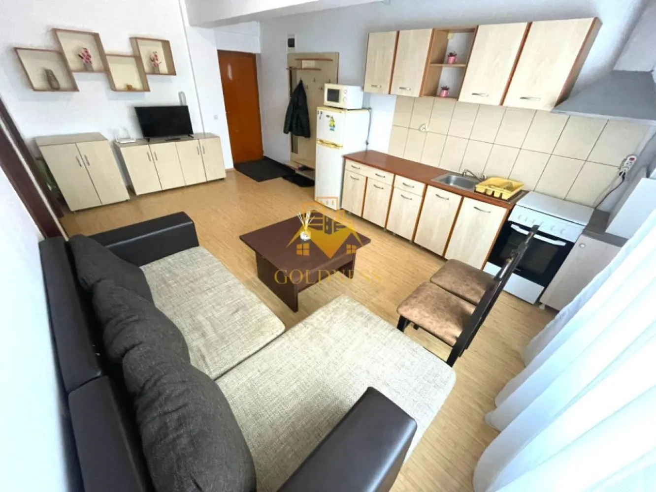 2 camere open space, Calea Turzii, Mihai Romanul, OMV, Buna Ziua - GOLDNESS Imobiliare vă propune spre închiriere un apartament cu 2 camere open-space complet mobilat și utilat, la etajul 3 într-un imobil de 4 etaje, în Cartierul Buna Ziua . Posibilitate de parcare in zona la liber. Se află în apropierea stațiilor de transport în comun, magazine, restaurante, spații verzi, farmacii, etc. Apartamentul este compartimentat astfel: - dormitor cu pat matrimonial, dressing, noptiere - living cu bucatarie open space complet utilată și mobilată, canapea extensibilă, loc de servit masa - baie cu vana, calorifer port prosop și dulap pentru depozitare. - balcon 4 mp. Imobilul este dotat cu toate cele necesare- centrală proprie, frigider, aragaz, hotă, mașină de spălat haine, etc. Dacă sunteți interesați de acest apartament și doriți să îl vizionați, dar și pentru alte oferte nu ezitați să ne contactați telefonic sau prin e-mail. Vă stăm la dispoziție! Pentru intermediere se percepe un comision de 50% din prețul chiriei! }}
