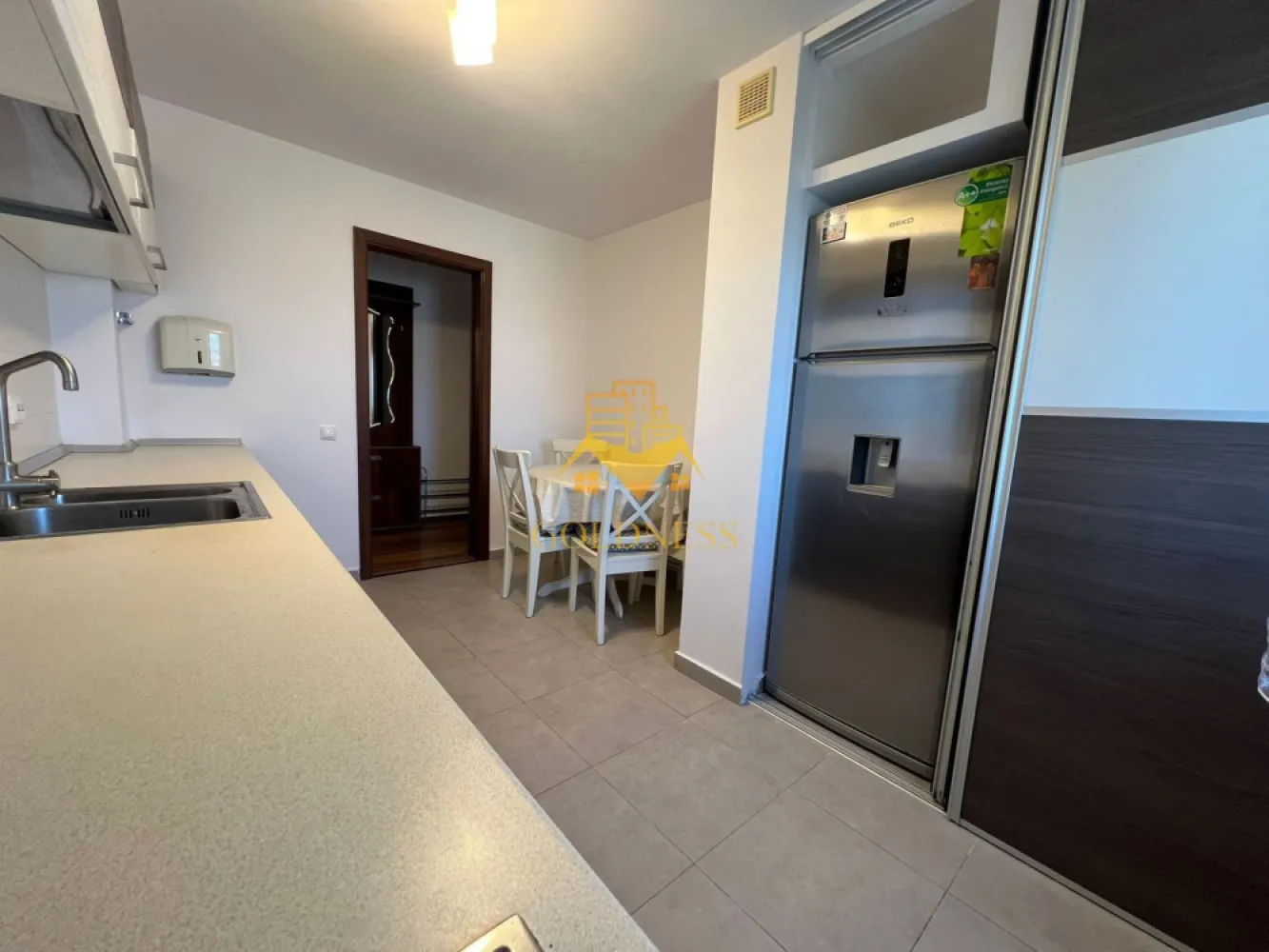 4 camere decomandate, Titulescu, Parcare, Gheorgheni, FSPAC,The Office - GOLDNESS Imobiliare vă propune spre închiriere un apartament cu 4 camere decomandate complet mobilat și utilat, la etajul 3 într-un imobil de 4 etaje, în Cartierul Gheorgheni, Str Muncitorilor.
Dispune de loc de parcare!
Se află în apropierea stațiilor de transport în comun, magazine, restaurante, spații verzi, farmacii, etc. 

Apartamentul este compartimentat astfel:
 - dormitor cu pat matrimonial, dressing, noptiere, iesire pe balcon
- 2 dormitoare cu canapele extensibile, dressing, 
 - living cu o canapea, comoda TV, 2 fotolii, iesire pe balcon
 - bucatarie complet utilată și mobilată, loc de servit masa 
 - 2 bai, dintre care una cu cada si una cu dus, calorifer port prosop și dulap pentru depozitare.
 - 2 balcoane inchise de aprox 5mp fiecare.

Imobilul este dotat cu toate cele necesare- centrală proprie, frigider, aragaz, hotă, mașină de spălat haine, masina de spalat vase, etc. 

Dacă sunteți interesați de acest apartament și doriți să îl vizionați, dar și pentru alte oferte nu ezitați să ne contactați telefonic sau prin e-mail. Vă stăm la dispoziție!
Pentru intermediere se percepe un comision de 50% din prețul chiriei!