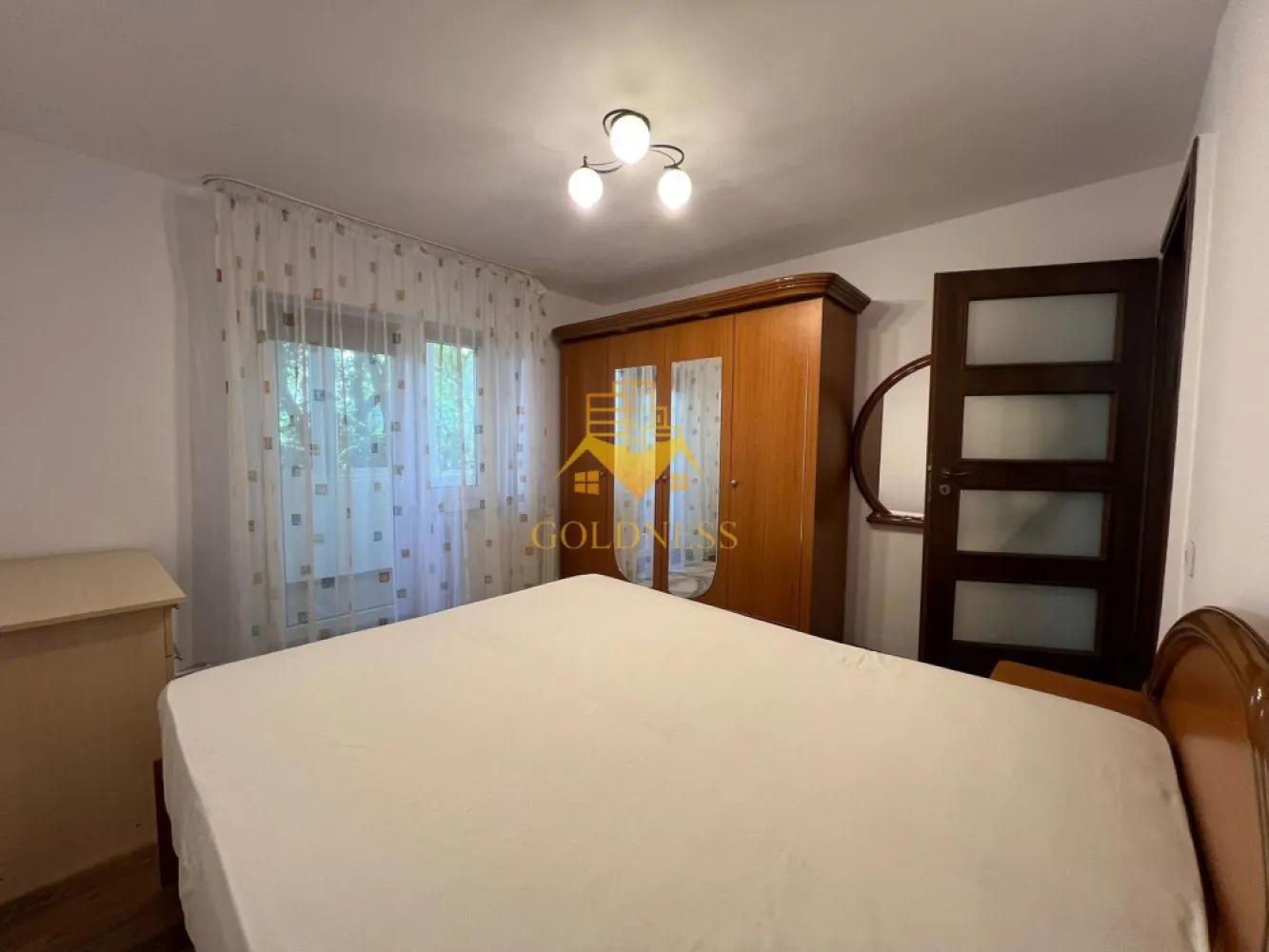 4 camere decomandate, Titulescu, Parcare, Gheorgheni, FSPAC,The Office - GOLDNESS Imobiliare vă propune spre închiriere un apartament cu 4 camere decomandate complet mobilat și utilat, la etajul 3 într-un imobil de 4 etaje, în Cartierul Gheorgheni, Str Muncitorilor.
Dispune de loc de parcare!
Se află în apropierea stațiilor de transport în comun, magazine, restaurante, spații verzi, farmacii, etc. 

Apartamentul este compartimentat astfel:
 - dormitor cu pat matrimonial, dressing, noptiere, iesire pe balcon
- 2 dormitoare cu canapele extensibile, dressing, 
 - living cu o canapea, comoda TV, 2 fotolii, iesire pe balcon
 - bucatarie complet utilată și mobilată, loc de servit masa 
 - 2 bai, dintre care una cu cada si una cu dus, calorifer port prosop și dulap pentru depozitare.
 - 2 balcoane inchise de aprox 5mp fiecare.

Imobilul este dotat cu toate cele necesare- centrală proprie, frigider, aragaz, hotă, mașină de spălat haine, masina de spalat vase, etc. 

Dacă sunteți interesați de acest apartament și doriți să îl vizionați, dar și pentru alte oferte nu ezitați să ne contactați telefonic sau prin e-mail. Vă stăm la dispoziție!
Pentru intermediere se percepe un comision de 50% din prețul chiriei!