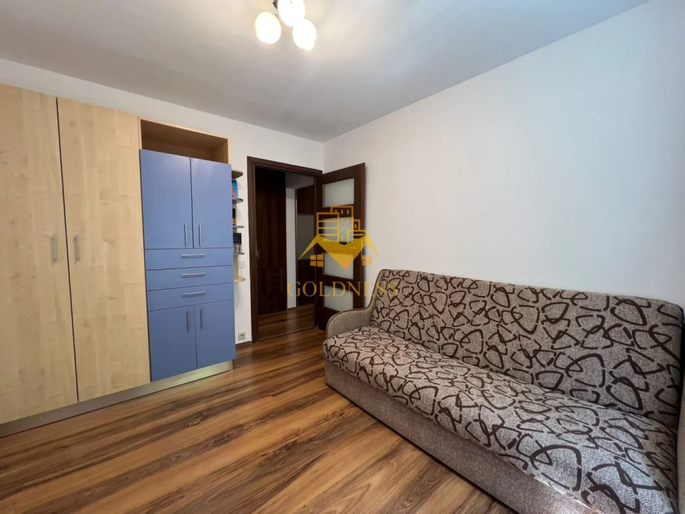 4 camere decomandate, Titulescu, Parcare, Gheorgheni, FSPAC,The Office - GOLDNESS Imobiliare vă propune spre închiriere un apartament cu 4 camere decomandate complet mobilat și utilat, la etajul 3 într-un imobil de 4 etaje, în Cartierul Gheorgheni, Str Muncitorilor.
Dispune de loc de parcare!
Se află în apropierea stațiilor de transport în comun, magazine, restaurante, spații verzi, farmacii, etc. 

Apartamentul este compartimentat astfel:
 - dormitor cu pat matrimonial, dressing, noptiere, iesire pe balcon
- 2 dormitoare cu canapele extensibile, dressing, 
 - living cu o canapea, comoda TV, 2 fotolii, iesire pe balcon
 - bucatarie complet utilată și mobilată, loc de servit masa 
 - 2 bai, dintre care una cu cada si una cu dus, calorifer port prosop și dulap pentru depozitare.
 - 2 balcoane inchise de aprox 5mp fiecare.

Imobilul este dotat cu toate cele necesare- centrală proprie, frigider, aragaz, hotă, mașină de spălat haine, masina de spalat vase, etc. 

Dacă sunteți interesați de acest apartament și doriți să îl vizionați, dar și pentru alte oferte nu ezitați să ne contactați telefonic sau prin e-mail. Vă stăm la dispoziție!
Pentru intermediere se percepe un comision de 50% din prețul chiriei!