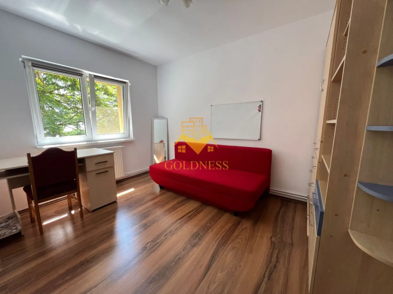 4 camere decomandate, Titulescu, Parcare, Gheorgheni, FSPAC,The Office - GOLDNESS Imobiliare vă propune spre închiriere un apartament cu 4 camere decomandate complet mobilat și utilat, la etajul 3 într-un imobil de 4 etaje, în Cartierul Gheorgheni, Str Muncitorilor.
Dispune de loc de parcare!
Se află în apropierea stațiilor de transport în comun, magazine, restaurante, spații verzi, farmacii, etc. 

Apartamentul este compartimentat astfel:
 - dormitor cu pat matrimonial, dressing, noptiere, iesire pe balcon
- 2 dormitoare cu canapele extensibile, dressing, 
 - living cu o canapea, comoda TV, 2 fotolii, iesire pe balcon
 - bucatarie complet utilată și mobilată, loc de servit masa 
 - 2 bai, dintre care una cu cada si una cu dus, calorifer port prosop și dulap pentru depozitare.
 - 2 balcoane inchise de aprox 5mp fiecare.

Imobilul este dotat cu toate cele necesare- centrală proprie, frigider, aragaz, hotă, mașină de spălat haine, masina de spalat vase, etc. 

Dacă sunteți interesați de acest apartament și doriți să îl vizionați, dar și pentru alte oferte nu ezitați să ne contactați telefonic sau prin e-mail. Vă stăm la dispoziție!
Pentru intermediere se percepe un comision de 50% din prețul chiriei!