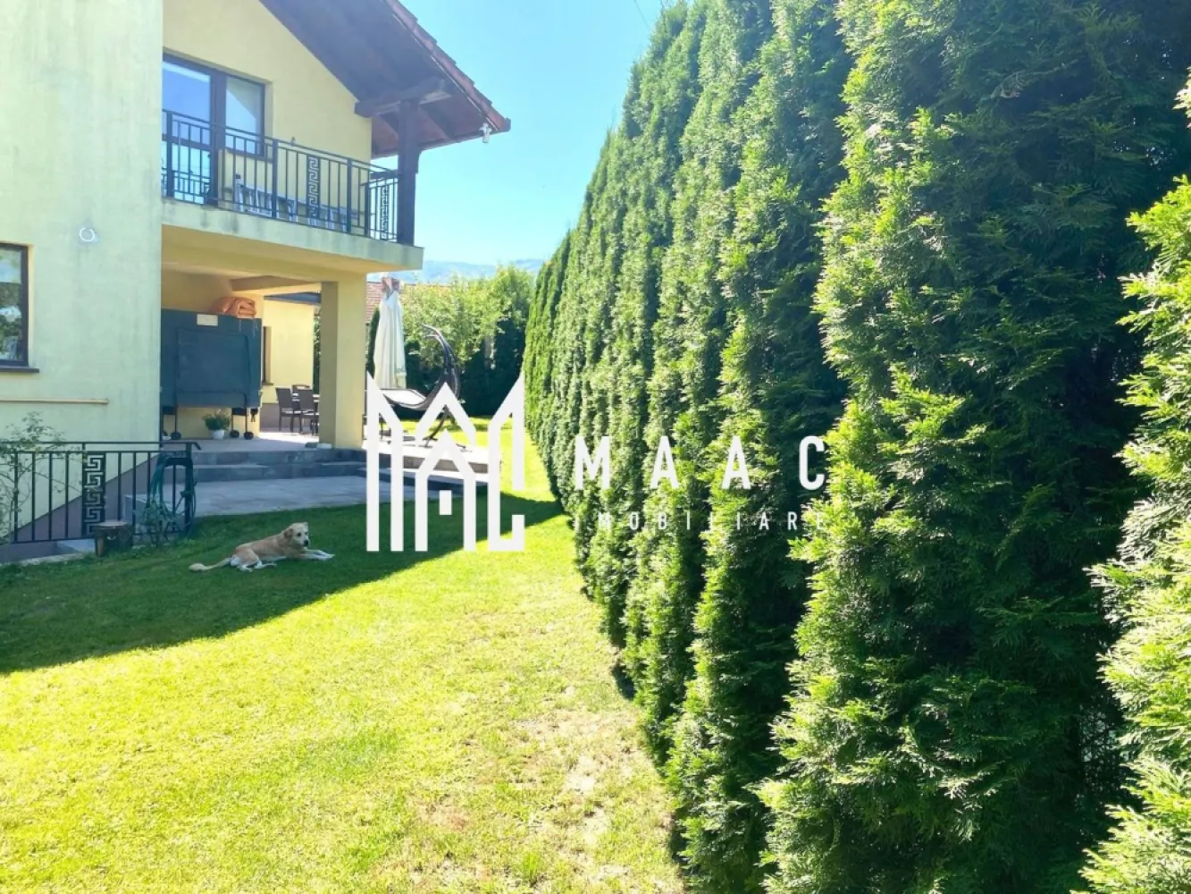 Casă individuală | 210 mp utili | Garaj & Demisol | Cisnădie - Maac Imobiliare prezintă spre vânzare o superbă casă individuală, situată într-o zonă liniștită din Cisnădie, ce oferă confort și funcționalitate, ideală pentru o familie. Detalii tehnice: Suprafață utilă: 210 mp Suprafață teren: 300 mp Amprentă sol: 90 mp Regim de înălțime: D+P+E Compartimentare: Demisol: garaj cu acces direct din stradă, pivniță, 2 camere, casă scării Parter: living spațios, dining, bucătărie, baie, hol, casă scării Etaj: 3 dormitoare, baie, terasă și balcon Dotări și beneficii: Centrală termică proprie Parchet din lemn masiv Uși din lemn Panou solar presurizat pentru apă caldă Sistem de irigare automatizată a curții Ușă de garaj automatizată Pentru mai multe detalii precizati telefonic ca ati vazut anuntul cu ID: CP2835257 }}