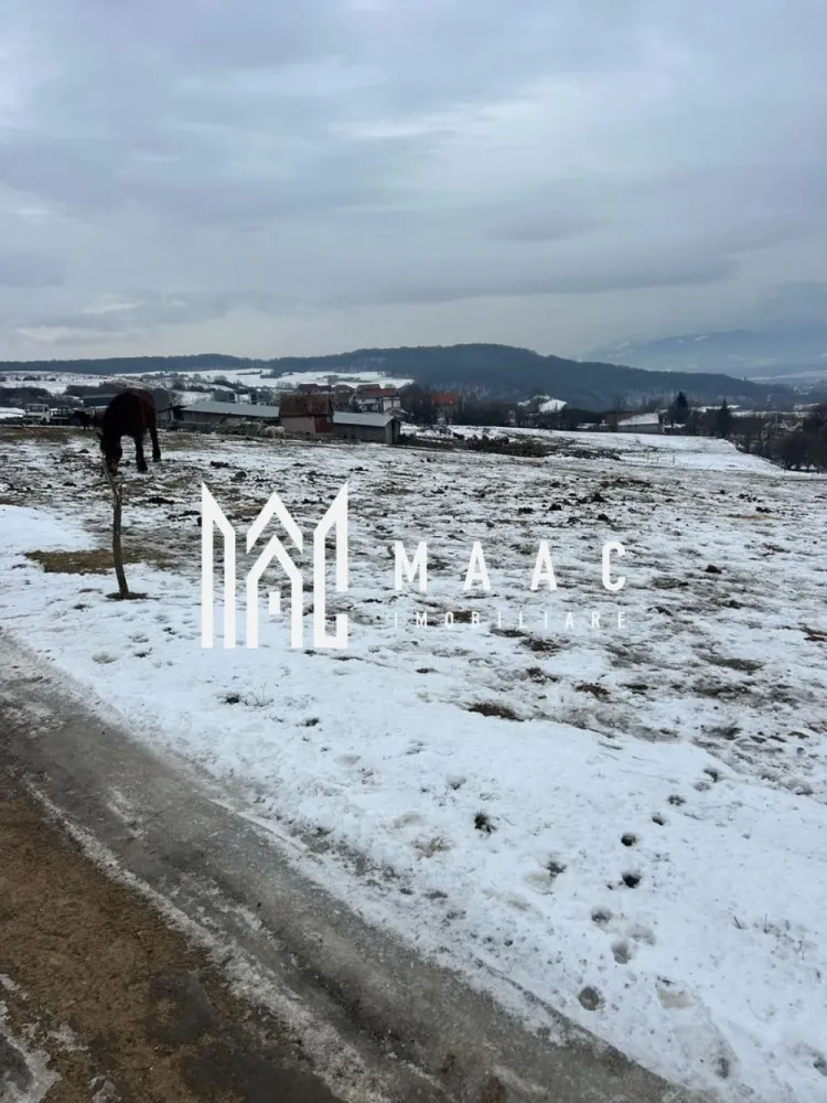Teren 8.600 mp | Vedere panoramică| Bungard - MAAC Imobiliare propune spre vânzare un teren de 8.600 mp, situat in Bungard. Detalii teren: Suprafață: 8.600 mp Terenul este împărțit în doua parcele, având: - prima parcela de 3.800 mp. - a doua parcela de 4.800 mp. - CF individual pentru fiecare parcelă, înregistrate în Eterra. Teren extravilan, momentan. Utilitatile: curentul si canalizarea se afla pe teren iar gazul la 100 m de teren. Tip teren: Extravilan, parcelabil. Formă regulată, ușor de valorificat. Suprafața permite viitorului proprietar să-și organizeze spațiul eficient, în funcție de nevoile proprii. Fie că se urmărește construcția unor hale, pregătirea unui depozit, amenajarea unei baze logistice sau utilizări specifice mediului extravilan, terenul oferă flexibilitate și potențial. Avantaje: Ideal pentru construcția unei cabane sau casă de vacanță. Aproape de principalele atracții turistice din zonă. Zonă liniștită, cu peisaje pitorești. Pentru mai multe detalii spacificati telefonic ID: CP2885894. }}