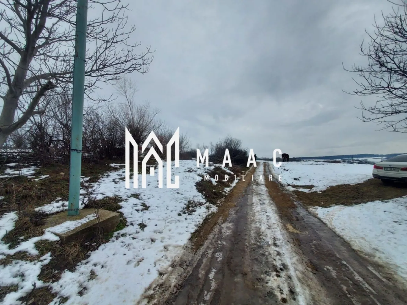 Teren 8.600 mp | Vedere panoramică| Bungard - MAAC Imobiliare propune spre vânzare un teren de 8.600 mp, situat in Bungard. Detalii teren: Suprafață: 8.600 mp Terenul este împărțit în doua parcele, având: - prima parcela de 3.800 mp. - a doua parcela de 4.800 mp. - CF individual pentru fiecare parcelă, înregistrate în Eterra. Teren extravilan, momentan. Utilitatile: curentul si canalizarea se afla pe teren iar gazul la 100 m de teren. Tip teren: Extravilan, parcelabil. Formă regulată, ușor de valorificat. Suprafața permite viitorului proprietar să-și organizeze spațiul eficient, în funcție de nevoile proprii. Fie că se urmărește construcția unor hale, pregătirea unui depozit, amenajarea unei baze logistice sau utilizări specifice mediului extravilan, terenul oferă flexibilitate și potențial. Avantaje: Ideal pentru construcția unei cabane sau casă de vacanță. Aproape de principalele atracții turistice din zonă. Zonă liniștită, cu peisaje pitorești. Pentru mai multe detalii spacificati telefonic ID: CP2885894. }}