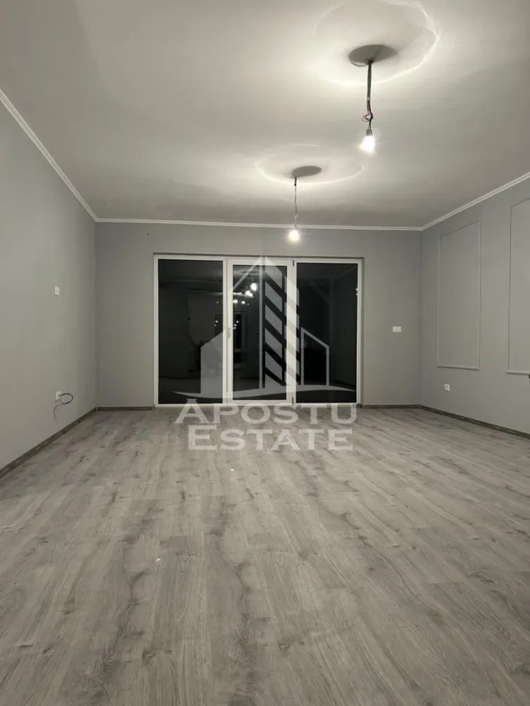 Casa individuala pe parter, 4 camere si 2 bai, 530 mp teren - APOSTU ESTATE va ofera spre vanzare o casa individuala moderna, situata in judetul Timis, localitatea Parta, la doar 15 minute de Shopping City Timisoara, intr-o zona in plina dezvoltare, cu acces facil la scoala cu clasele I–VIII, gradinita cu program prelungit, spatii comerciale, parcuri si mijloace de transport in comun.

Proprietatea dispune de un teren generos de 530 mp si o suprafata utila de 104 mp, fiind pozitionata intr-un cartier nou de case, cu o comunitate tanara, linistita si bine organizata. Casa se afla la strada asfaltata si beneficiaza de toate utilitatile: apa de la retea, curent, gaz, canalizare si iluminat public.

Locuinta este gandita dupa un proiect modern, cu dormitoare spatioase, baie matrimoniala, ferestre ample pentru un plus de luminozitate si o terasa de aproximativ 15 mp. Confortul termic este asigurat prin centrala proprie pe gaz, incalzire in pardoseala si termostat ambiental in fiecare camera, cu control prin Wi-Fi Siemens.

Detaliile tehnice sunt de cea mai buna calitate, incluzand tamplarie PVC Salamander, geamuri tripan 4 anotimpuri gri antracit, usa de intrare dubla cu panou izolant, iluminat exterior complet, zidarie realizata integral cu caramida de 25 cm, izolatie exterioara de 10 cm EPS 80, tavan izolat cu vata si folie de aluminiu, acoperis cu folie anticondens, tigla de beton gri antracit, pod inchis cu astereala si burlane Bilka de 0.6 mm grosime.

Compartimentarea este eficienta si bine gandita, cu dormitor matrimonial de aproximativ 18 mp cu baie proprie (prevazuta cu wc suspendat si doua lavoare), doua dormitoare secundare de aproximativ 18 si 19 mp, baie cu dus si geam, living open-space cu bucatarie de 25 mp, debara si pod accesibil prin scara rabatabila, ideal pentru depozitare.

Casa se va preda complet finalizata, la cheie, in luna mai 2026, reprezentand o oportunitate excelenta pentru cei care cauta o locuinta moderna, bine construita si pozitionata intr-o zona cu acces rapid catre Timisoara.

Agentia imobiliara Apostu Estate va ofera consultanta bancara gratuita prin intermediul colaboratorilor nostri pentru alegerea celui mai potrivit tip de credit, astfel incat tu sa devi noul proprietar al acestui apartament.
Va asteptam cu drag la o vizionare!