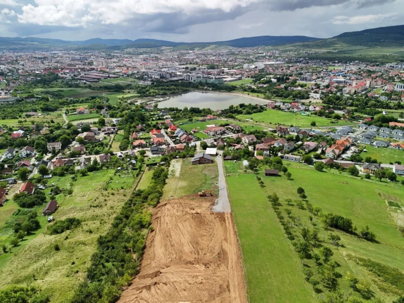 Teren de vanzare – Oportunitate pentru dezvoltatori – Zona Str. Ghinzi - Agentia Direkt Imobiliare va propune spre vanzare teren intravilan, situat in Zona Str. Ghinzii, in suprafata de 10.600 mp, ideal pentru construirea unui ansamblu rezidential. Proprietatea aflandu-se chiar la liziera padurii, beneficiaza de o panorama impresionanta asupra orasului Bistrita, avand acces facil la drumurile principale si toate utilitatile la front. Pretꓽ 40 euro/mp. }}