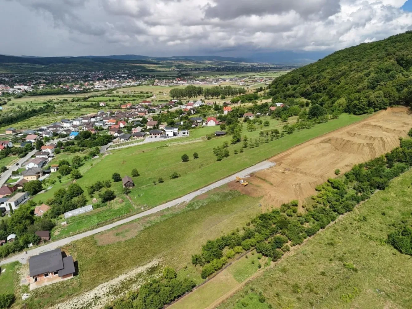 Teren de vanzare – Oportunitate pentru dezvoltatori – Zona Str. Ghinzi - Agentia Direkt Imobiliare va propune spre vanzare teren intravilan, situat in Zona Str. Ghinzii, in suprafata de 10.600 mp, ideal pentru construirea unui ansamblu rezidential. Proprietatea aflandu-se chiar la liziera padurii, beneficiaza de o panorama impresionanta asupra orasului Bistrita, avand acces facil la drumurile principale si toate utilitatile la front. Pretꓽ 40 euro/mp. }}