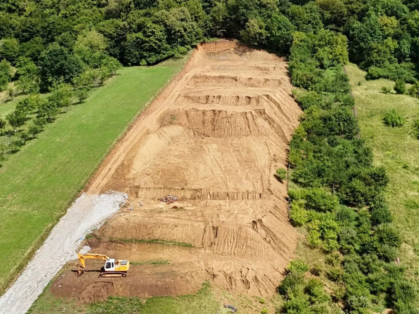 Teren de vanzare – Oportunitate pentru dezvoltatori – Zona Str. Ghinzi - Agentia Direkt Imobiliare va propune spre vanzare teren intravilan, situat in Zona Str. Ghinzii, in suprafata de 10.600 mp, ideal pentru construirea unui ansamblu rezidential. Proprietatea aflandu-se chiar la liziera padurii, beneficiaza de o panorama impresionanta asupra orasului Bistrita, avand acces facil la drumurile principale si toate utilitatile la front. Pretꓽ 40 euro/mp. }}