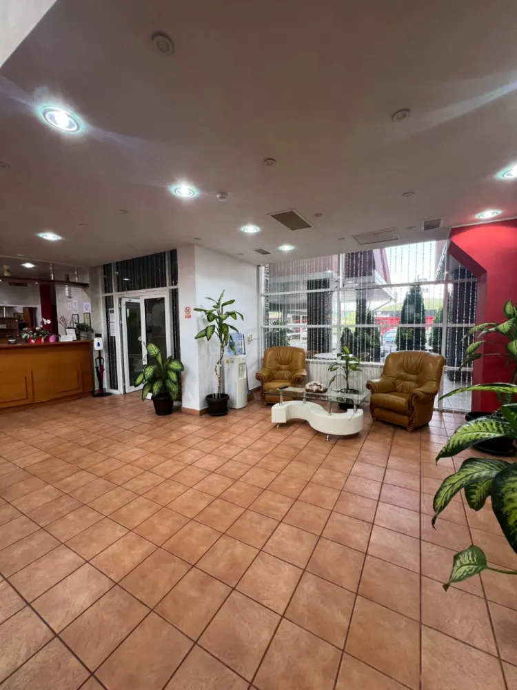 De vânzare – Hotel Veștem, Sibiu - O oportunitate unică de investiție în turism și HoReCa, amplasată strategic în localitatea Veștem, la doar 13 km de Sibiu și 17 km de Aeroportul Internațional Sibiu, cu acces direct din DN1–DN7. &nbsp;Detalii proprietate:Suprafață teren: 5.600 mpSuprafață utila: 1.700 mp25 camere spațioase, fiecare cu baie proprie2 apartamente cu baie proprieRestaurant cu 70 locuri + terasăBucătărie profesională de 200 mp, dotată cu camere frigorifice și congelatorAer condiționat, ferestre termopan, gresie, faianță, parchet, mocheta.Puncte comerciale destinate alimentației publice – închiriate, cu venit lunar de 12.000 € + încasările hotelului &nbsp;Utilități și dotări tehnice:Curent 300 kw + generator 220 kwPuț forat la mare adâncime pentru alimentare cu apăStație de epurare proprieCanalizare&nbsp;Avantaje investiționale:Poziționare excelentă pentru tranzit și turism, pe ruta DN1 – DN7Proprietatea se prezintă impecabil, foarte îngrijităGenerare de venit pasiv din chirii + activitate hotelieră și restaurantPotențial ridicat de dezvoltare ulterioară (evenimente, turism de business, extindere servicii)&nbsp;Preț de vânzare: 1.800.000 € &nbsp;Un hotel cu tradiție, bine întreținut, complet funcțional, care îmbină confortul modern cu un potențial excelent de profitabilitate. }}