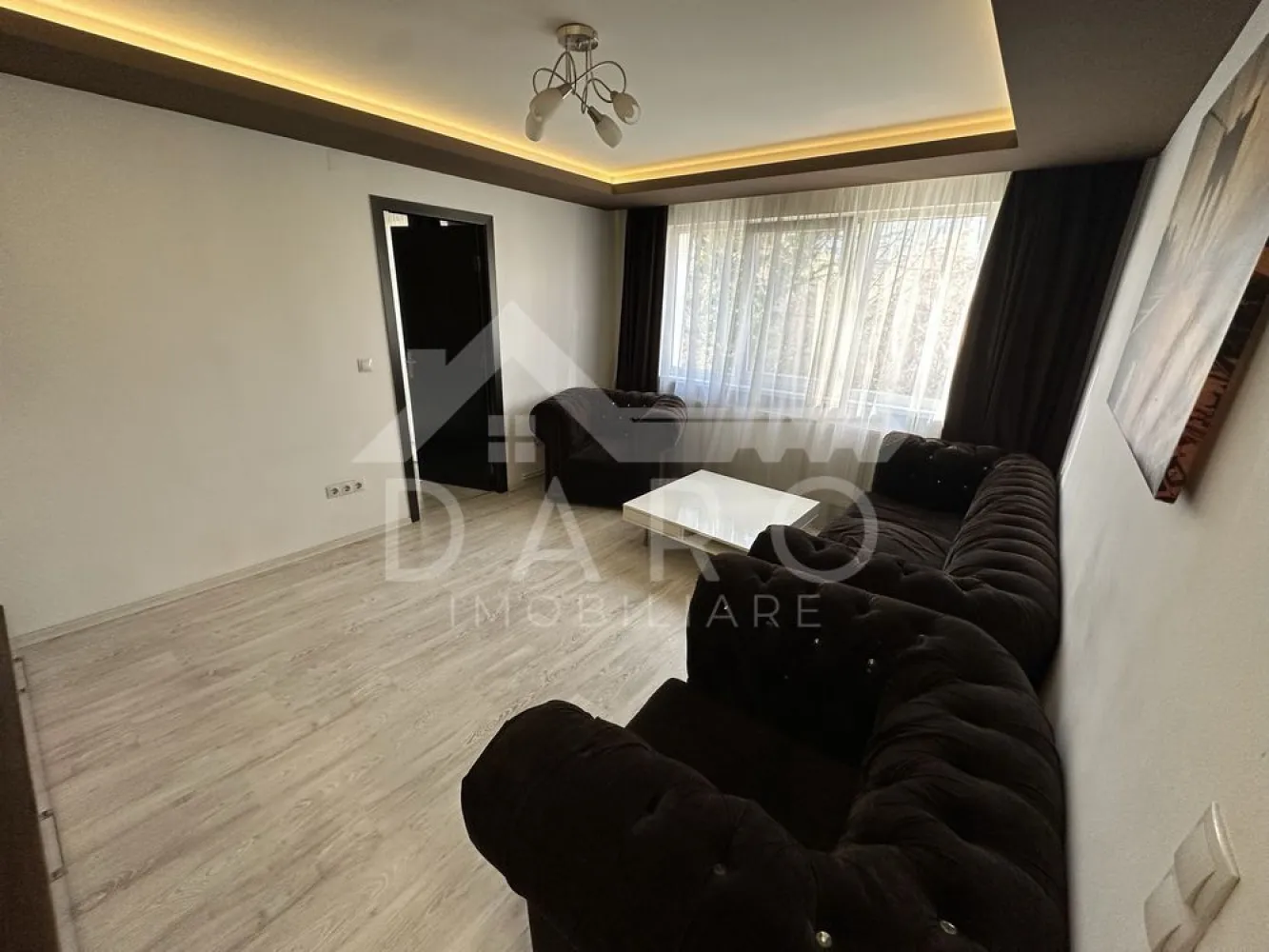 🏡 Apartament 2 camere de închiriat – Dâmbu Pietros - 🏡 Apartament 2 camere de închiriat – Dâmbu Pietros | Str. Parângului | Etaj 1 DARO IMOBILIARE oferă spre închiriere apartament cu 2 camere, situat în cartierul Dâmbu Pietros, pe strada Parângului, la etajul 1 din 4, într-o zonă liniștită și foarte bine poziționată. ✔ apartament complet mobilat și utilat ✔ disponibil pentru închiriere pe termen lung ✔ pozele sunt recent realizate Compartimentare: ✔ living spațios ✔ dormitor matrimonial ✔ bucătărie ✔ baie ✔ hol ✔ balcon închis Dotări și utilități: ✔ centrală termică proprie ✔ geamuri termopan ✔ mobilier modern ✔ electrocasnice incluse ✔ apartament luminos și bine întreținut Avantaje locație: 📍 cartier Dâmbu Pietros – str. Parângului 📍 zonă liniștită, cu mult spațiu verde 📍 aproape de magazine și supermarketuri 📍 școală și grădiniță în apropiere 📍 acces rapid la transport public 💎 Un apartament ideal pentru cupluri sau persoane care își doresc un cămin confortabil într-o zonă bună din Târgu Mureș. 🤝 Proprietate promovată prin DARO Imobiliare 💳 Pentru achiziție, prin Kiwi Finance beneficiezi de: ✔ analiză GRATUITĂ a eligibilității ✔ acces la oferte de la peste 12 bănci ✔ negocierea dobânzii în favoarea ta ✔ suport complet până la semnarea contractului 📞 Detalii și vizionări: Coman Maria – DARO Imobiliare & Kiwi Finance 📱 0749 535 729 🔑 DARO Imobiliare – găsim proprietatea potrivită. 💳 Kiwi Finance – obținem creditul pentru a o cumpăra. }}