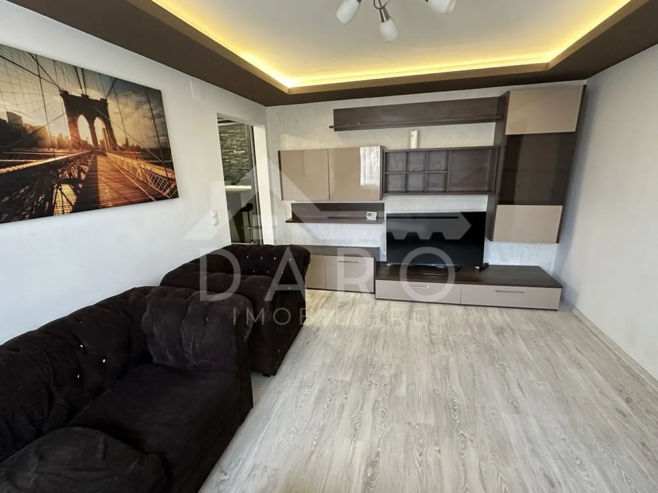 🏡 Apartament 2 camere de închiriat – Dâmbu Pietros - 🏡 Apartament 2 camere de închiriat – Dâmbu Pietros | Str. Parângului | Etaj 1 DARO IMOBILIARE oferă spre închiriere apartament cu 2 camere, situat în cartierul Dâmbu Pietros, pe strada Parângului, la etajul 1 din 4, într-o zonă liniștită și foarte bine poziționată. ✔ apartament complet mobilat și utilat ✔ disponibil pentru închiriere pe termen lung ✔ pozele sunt recent realizate Compartimentare: ✔ living spațios ✔ dormitor matrimonial ✔ bucătărie ✔ baie ✔ hol ✔ balcon închis Dotări și utilități: ✔ centrală termică proprie ✔ geamuri termopan ✔ mobilier modern ✔ electrocasnice incluse ✔ apartament luminos și bine întreținut Avantaje locație: 📍 cartier Dâmbu Pietros – str. Parângului 📍 zonă liniștită, cu mult spațiu verde 📍 aproape de magazine și supermarketuri 📍 școală și grădiniță în apropiere 📍 acces rapid la transport public 💎 Un apartament ideal pentru cupluri sau persoane care își doresc un cămin confortabil într-o zonă bună din Târgu Mureș. 🤝 Proprietate promovată prin DARO Imobiliare 💳 Pentru achiziție, prin Kiwi Finance beneficiezi de: ✔ analiză GRATUITĂ a eligibilității ✔ acces la oferte de la peste 12 bănci ✔ negocierea dobânzii în favoarea ta ✔ suport complet până la semnarea contractului 📞 Detalii și vizionări: Coman Maria – DARO Imobiliare & Kiwi Finance 📱 0749 535 729 🔑 DARO Imobiliare – găsim proprietatea potrivită. 💳 Kiwi Finance – obținem creditul pentru a o cumpăra. }}
