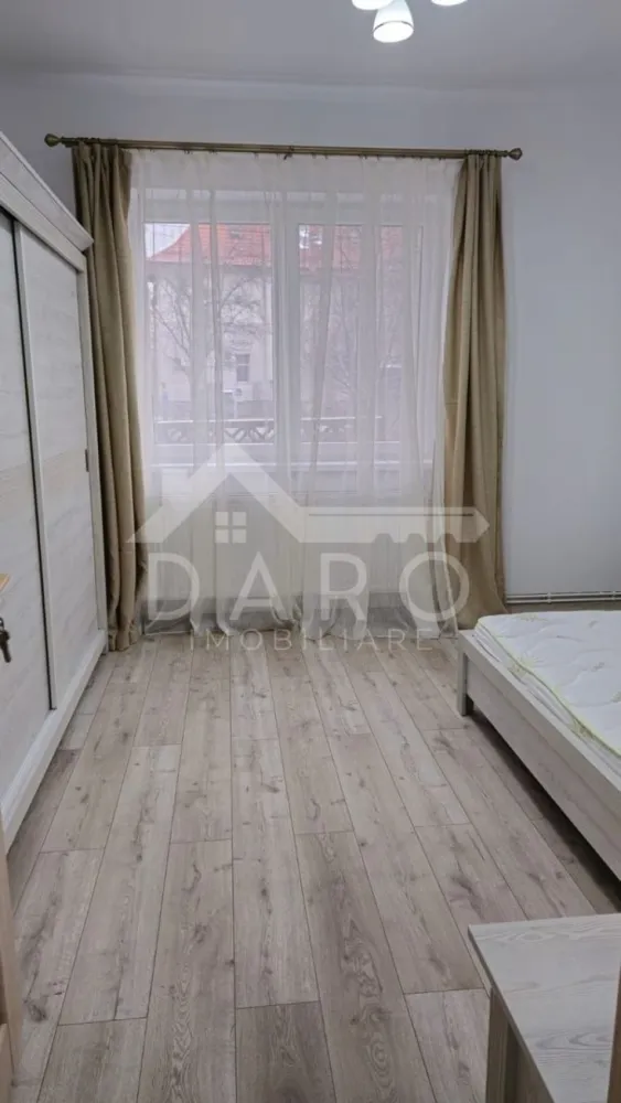Chirie, apartament 2 camere, Gh Marinescu, UMF, - 🏡 Apartament modern 2 camere de închiriat – aproape de UMF Târgu Mureș Vrei să locuiești aproape de UMF? Acest apartament modern, recent renovat complet, poate fi noua ta locuință. Apartamentul este spațios, luminos și foarte bine compartimentat, fiind ideal pentru studenți, rezidenți sau un cuplu care își dorește confort și o locație bună. 📐 Compartimentare: ✔ living spațios ✔ dormitor matrimonial ✔ bucătărie complet utilată ✔ baie modernă cu duș walk-in ✔ cămară pentru depozitare ✔ hol generos 🔹 Dotări: ✔ mașină de spălat rufe ✔ uscător de rufe ✔ plită electrică ✔ cuptor cu microunde ✔ frigider ✔ centrală electrică ✔ apartament recent renovat complet 📍 Localizare foarte bună – aproape de UMF Târgu Mureș, magazine, transport public și alte puncte de interes. 💰 Chirie: 500 euro / lună 📞 Detalii și vizionări: Coman Maria – DARO Imobiliare 📱 0749 535 729 🔑 DARO Imobiliare – găsim proprietatea potrivită. }}