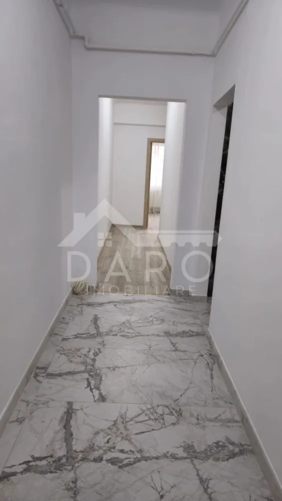 Chirie, apartament 2 camere, Gh Marinescu, UMF, - 🏡 Apartament modern 2 camere de închiriat – aproape de UMF Târgu Mureș Vrei să locuiești aproape de UMF? Acest apartament modern, recent renovat complet, poate fi noua ta locuință. Apartamentul este spațios, luminos și foarte bine compartimentat, fiind ideal pentru studenți, rezidenți sau un cuplu care își dorește confort și o locație bună. 📐 Compartimentare: ✔ living spațios ✔ dormitor matrimonial ✔ bucătărie complet utilată ✔ baie modernă cu duș walk-in ✔ cămară pentru depozitare ✔ hol generos 🔹 Dotări: ✔ mașină de spălat rufe ✔ uscător de rufe ✔ plită electrică ✔ cuptor cu microunde ✔ frigider ✔ centrală electrică ✔ apartament recent renovat complet 📍 Localizare foarte bună – aproape de UMF Târgu Mureș, magazine, transport public și alte puncte de interes. 💰 Chirie: 500 euro / lună 📞 Detalii și vizionări: Coman Maria – DARO Imobiliare 📱 0749 535 729 🔑 DARO Imobiliare – găsim proprietatea potrivită. }}