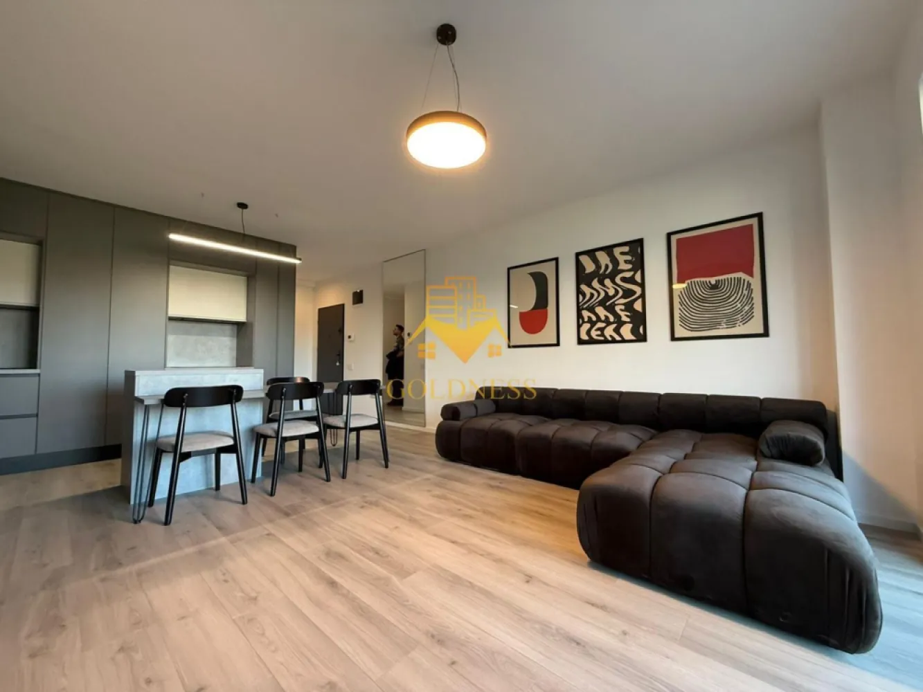 2 Camere semidecomandate, Liberty Residential, Parcare, Iris, Lux - Vă propun spre închiriere un apartament cu 2 camere, situat în complexul Liberty Residential strada Gării , la parter, într-un imobil modern. Apartamentul are o suprafață utilă de 60 mp, la care se adaugă o terasă generoasă de 30 mp, ideală pentru relaxare. Compartimentarea este practică și bine organizată, fiind semidecomandată, oferind un spațiu confortabil și funcțional. Locuința dispune de living luminos, dormitor, bucătărie și baie. Imobilul se predă mobilat și utilat, pregătit pentru mutare imediată, iar confortul termic este asigurat eficient. Un mare avantaj îl reprezintă parcarea subterană inclusă în preț. Prețul chiriei este de 780 euro Pentru mai multe detalii sau pentru a programa o vizionare, vă stau la dispoziție cu drag! Pentru intermediere se percepe comision de 50%! }}