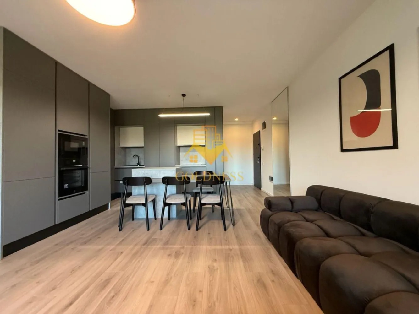 2 Camere semidecomandate, Liberty Residential, Parcare, Iris, Lux - Vă propun spre închiriere un apartament cu 2 camere, situat în complexul Liberty Residential strada Gării , la parter, într-un imobil modern. Apartamentul are o suprafață utilă de 60 mp, la care se adaugă o terasă generoasă de 30 mp, ideală pentru relaxare. Compartimentarea este practică și bine organizată, fiind semidecomandată, oferind un spațiu confortabil și funcțional. Locuința dispune de living luminos, dormitor, bucătărie și baie. Imobilul se predă mobilat și utilat, pregătit pentru mutare imediată, iar confortul termic este asigurat eficient. Un mare avantaj îl reprezintă parcarea subterană inclusă în preț. Prețul chiriei este de 780 euro Pentru mai multe detalii sau pentru a programa o vizionare, vă stau la dispoziție cu drag! Pentru intermediere se percepe comision de 50%! }}