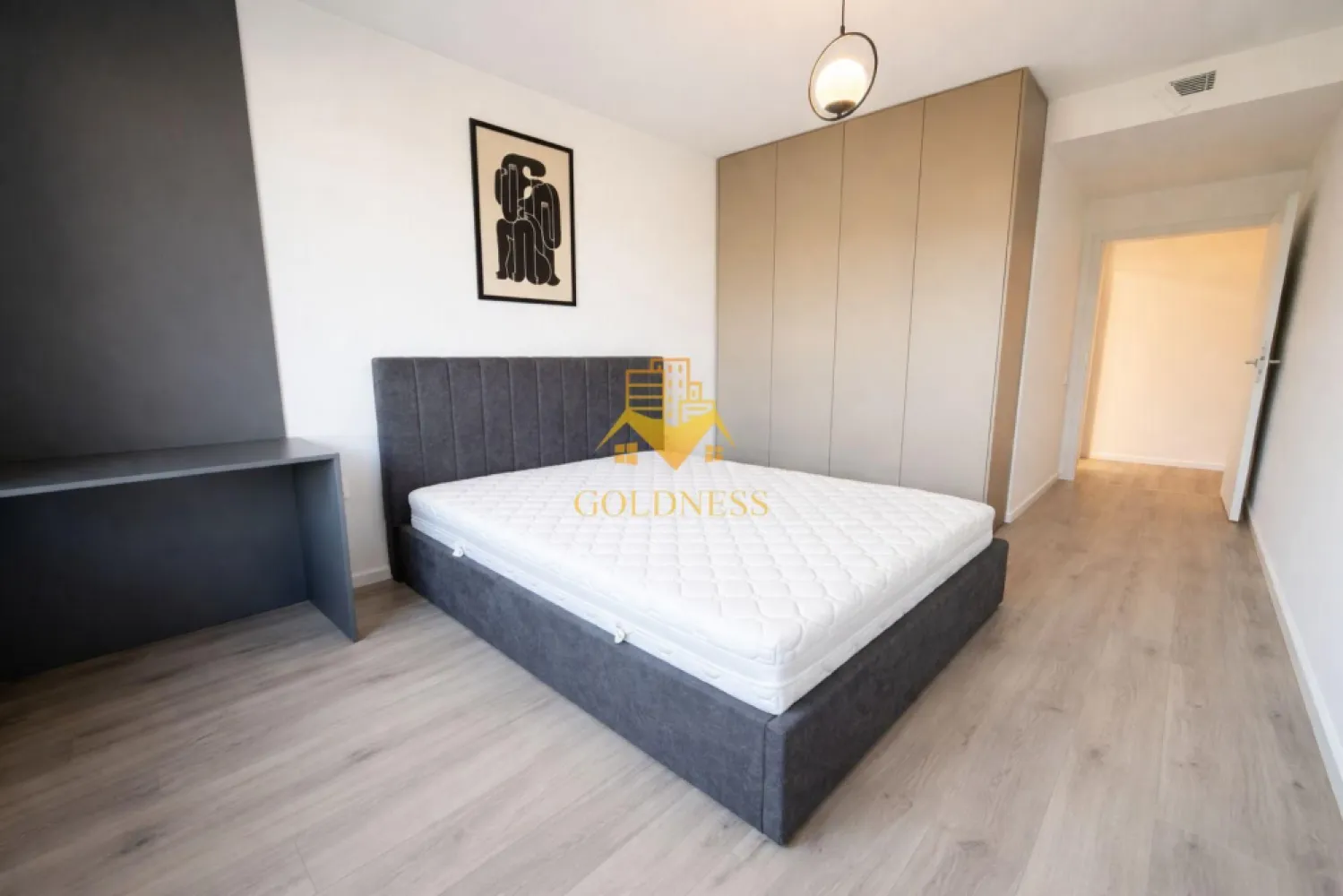 2 Camere semidecomandate, Liberty Residential, Parcare, Iris, Lux - Vă propun spre închiriere un apartament cu 2 camere, situat în complexul Liberty Residential strada Gării , la parter, într-un imobil modern. Apartamentul are o suprafață utilă de 60 mp, la care se adaugă o terasă generoasă de 30 mp, ideală pentru relaxare. Compartimentarea este practică și bine organizată, fiind semidecomandată, oferind un spațiu confortabil și funcțional. Locuința dispune de living luminos, dormitor, bucătărie și baie. Imobilul se predă mobilat și utilat, pregătit pentru mutare imediată, iar confortul termic este asigurat eficient. Un mare avantaj îl reprezintă parcarea subterană inclusă în preț. Prețul chiriei este de 780 euro Pentru mai multe detalii sau pentru a programa o vizionare, vă stau la dispoziție cu drag! Pentru intermediere se percepe comision de 50%! }}